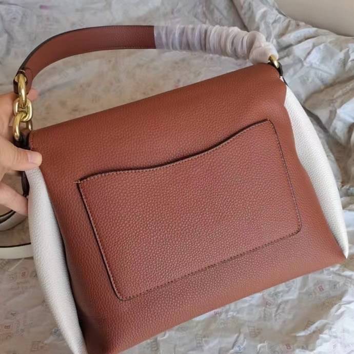 COACH Coated Canvas Signature May Shoulder Bag พร้อมส่งที่ไทย คัดงานคุณภาพ จัดเต็มมาให้ต่อนรับปีใหม่นี้ค่าา ✔️กระเป๋าหิ้ว//คล้องไหล่//สะพายข้างได้ ใบใหญ่ สุดคุ้ม! ✔️หนังแท้ชั้นดีที่สุด หนังหนานิ่ม รู้สึกได้ตอนสัมผัสค่ะ สวยมากๆ ✔️ด้านห