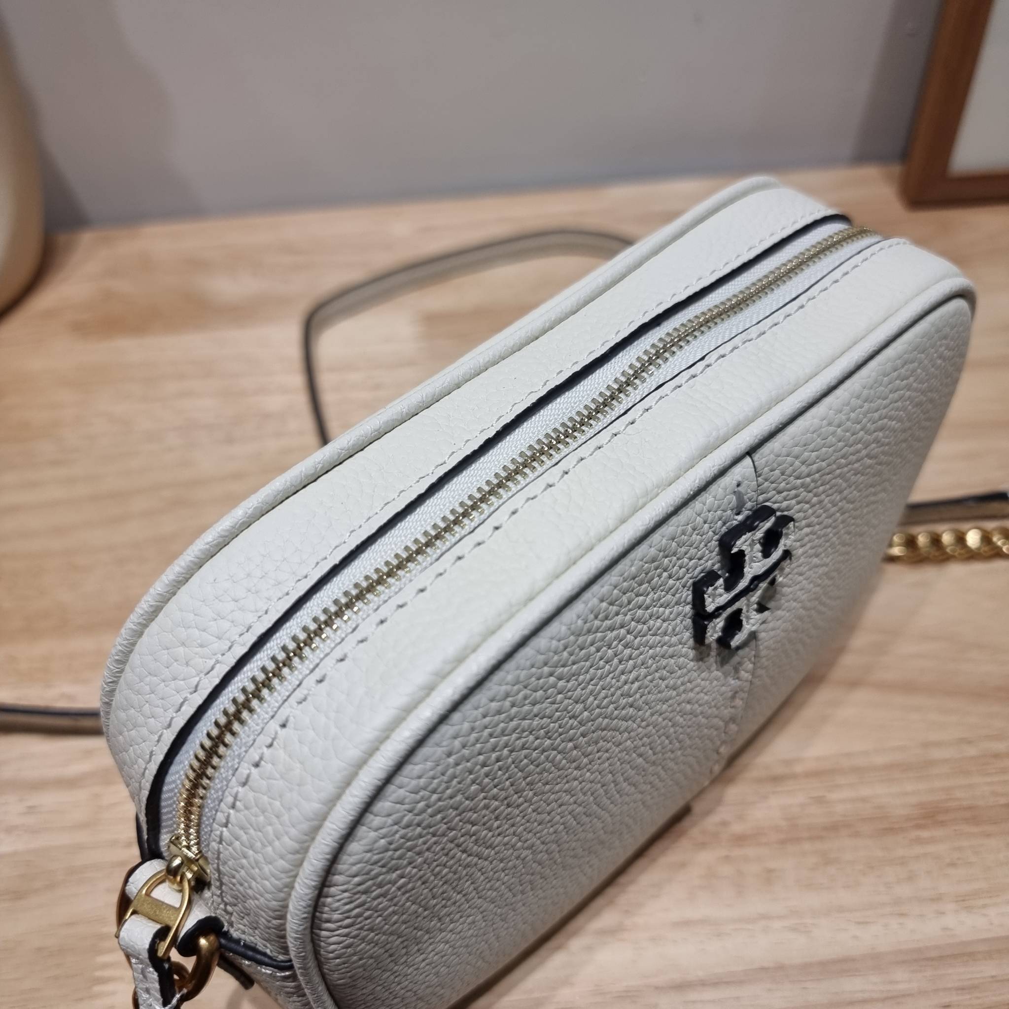 TORY BURCH MCGRAW CAMERA BAG ใหม่จากคอลเลคชั่นสุดคลาสสิค กับกระเป๋าสะพายข้าง ทรงกล่องไซส์กะทัดรัด น้ำหนักเบา ใช้งานง่ายด้วยซิปรูดเปิดปิด แมทช์ได้กับทุกสไตล์การแต่งตัว