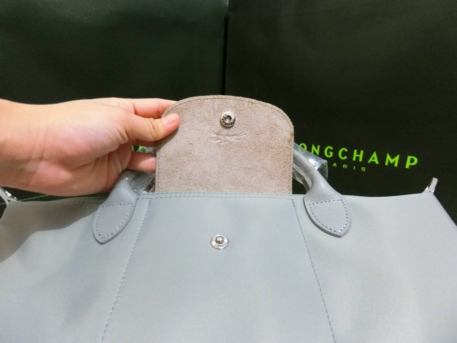 Longchamp Size S สินค้าใหม่ ของแท้!! เป็นล็อตผลิตเกินออเดอร์จากโรงงาน มาพร้อมการ์ด/ถุงผ้าแบรนด์/ถุงกระดาษแบรนด์ Size S: 25 x H. 23 x 16 cm. Color: Dusty Grey 274