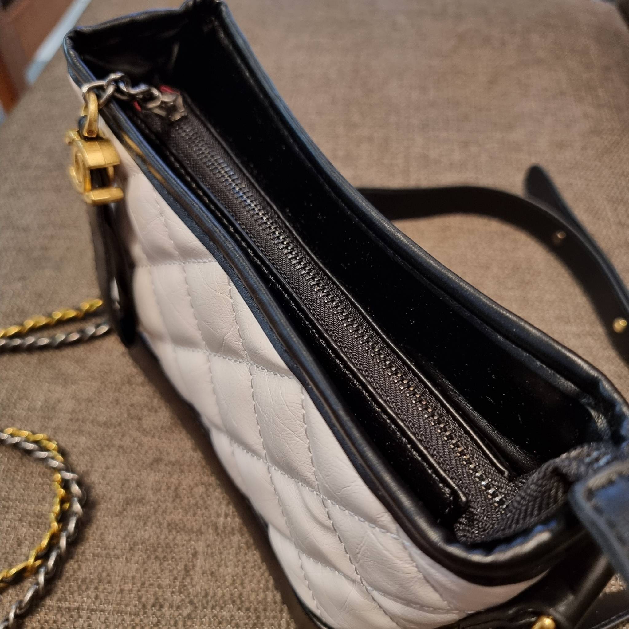 8" CHANEL SHOULDER BAG / CHANEL GABRIELLE HOBO BAG ไซส์คลาสสิค กระเป๋าสะพายข้าง/ไหล่ หนังสังเคราะห์ นิ่ม หรู มาพร้อมพวงกุญแจสัญลักษณ์แบรนด์ พิเศษ!! สายคล้อง jumbo font เพิ่มดีเทลความแพง อะไหล่พร้อมโซ่สะพายสีทองสลับสีเงินรมดำ สามารถสะพาย crossbody หรื