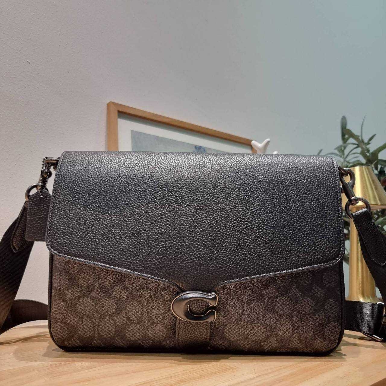 COACH Soft Tabby Messenger In Signature Canvas C8430 CH769 ไอเท็มที่หนุ่มๆต้องไม่พลาด กระเป๋าทรงแมสเซนเจอร์ใบใหญ่กำลังพอดี พร้อมด้วยสายสะพาย 2 เส้น