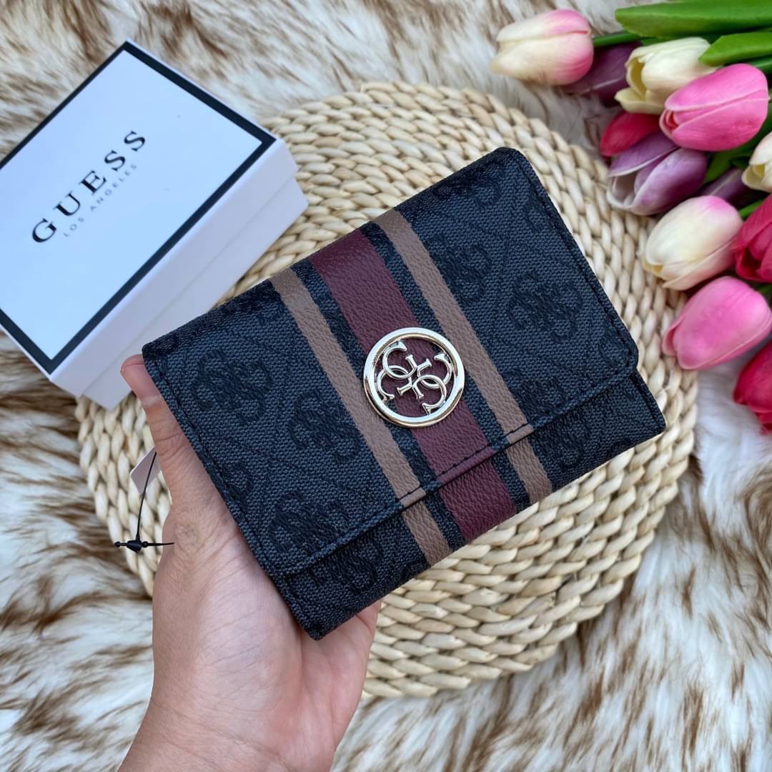 Guess wallet กระเป๋าสตางค์ใบสั้นซิปรอบทั้งใบ หนังลายแบรนด์ทั้งใบด้านหน้าติดโลหะโลโก้แบรนด์ หนังดีงามมาก