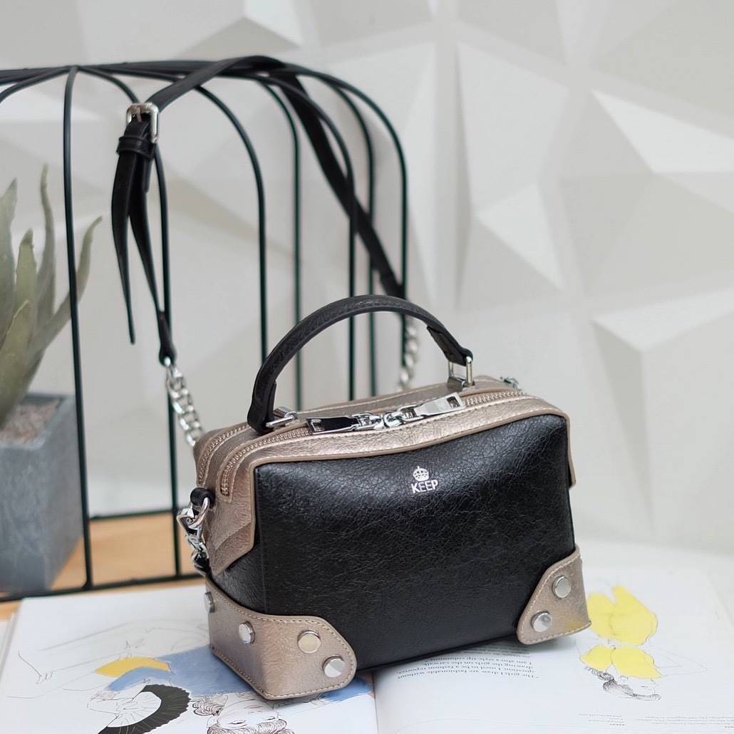 💘 New in KEEP ' Baleny' กระเป๋าทรงหมอนที่ดีไซน์ออกมาสุด Chic สวยแบบไม่จำเจ ขนาดมินิกะลังดี หนัง ลายเอกลักษณ์ ตัดกับอะไหล่เงินได้ ลุคคูลๆ แต่งชุดไหนก้อ แมทช์แน่นอนค่า ปากกระเป๋ามีช่องซิป 2 ด้านแบ่งเก็บของได้สะดวกมากมีซิปปิดอย่างดี หางซิป 