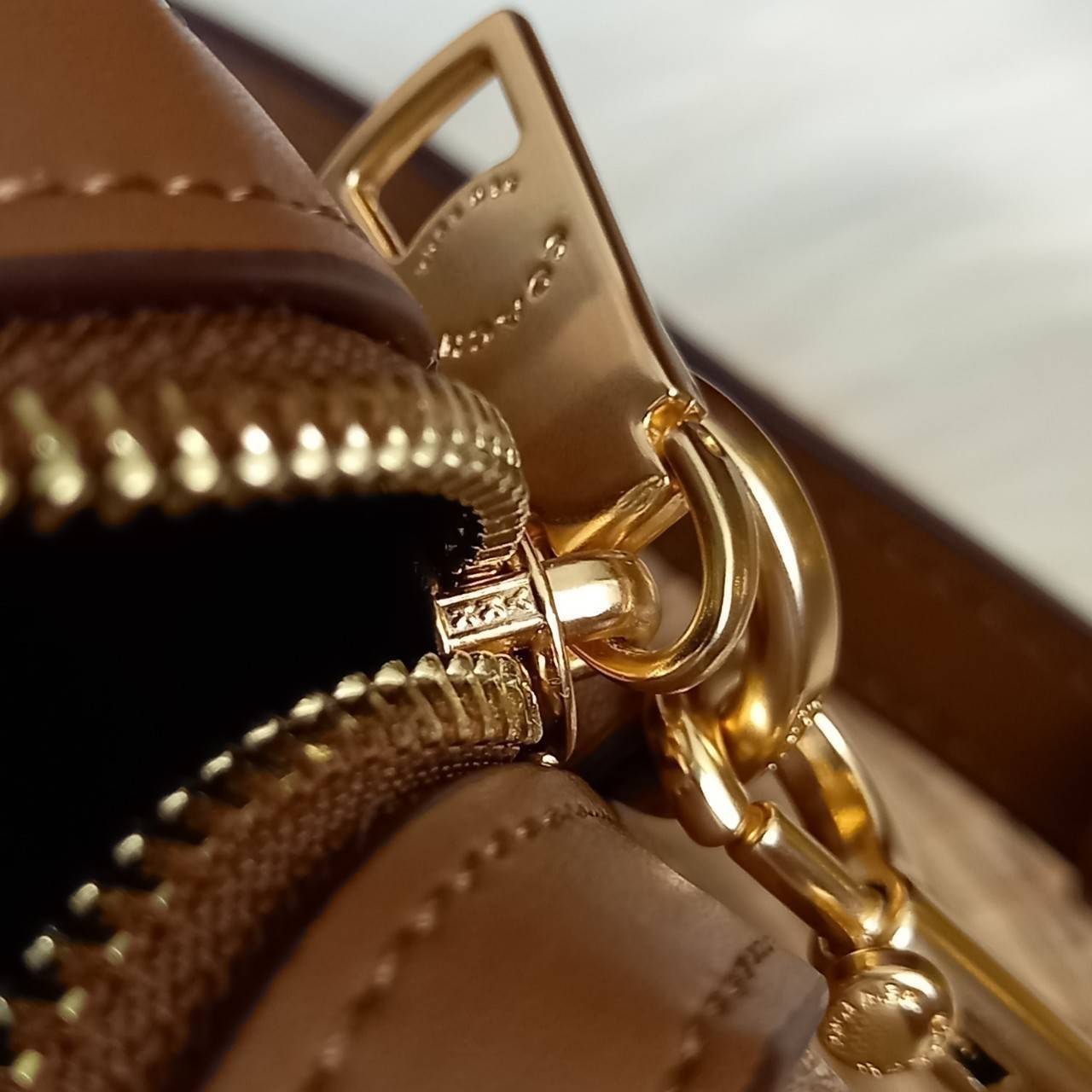 COACH ROWAN SATCHEL IN SIGNATURE CANVAS (COACH F83607)🌺ระดับตัวTOP ยกให้เธอเลย กับรุ่นนี้💃//หมอน 10" รุ่นมีช่องซิปด้านหน้า สามารถแยกเก็บของสำคัญๆได้อย่างเป็นสัดส่วน สำหรับใครที่ชอบกระเป๋าที่จุของได้เยอะๆ รุ่นนี้ตอบโจทย์ได้เลย แนะนำว่า