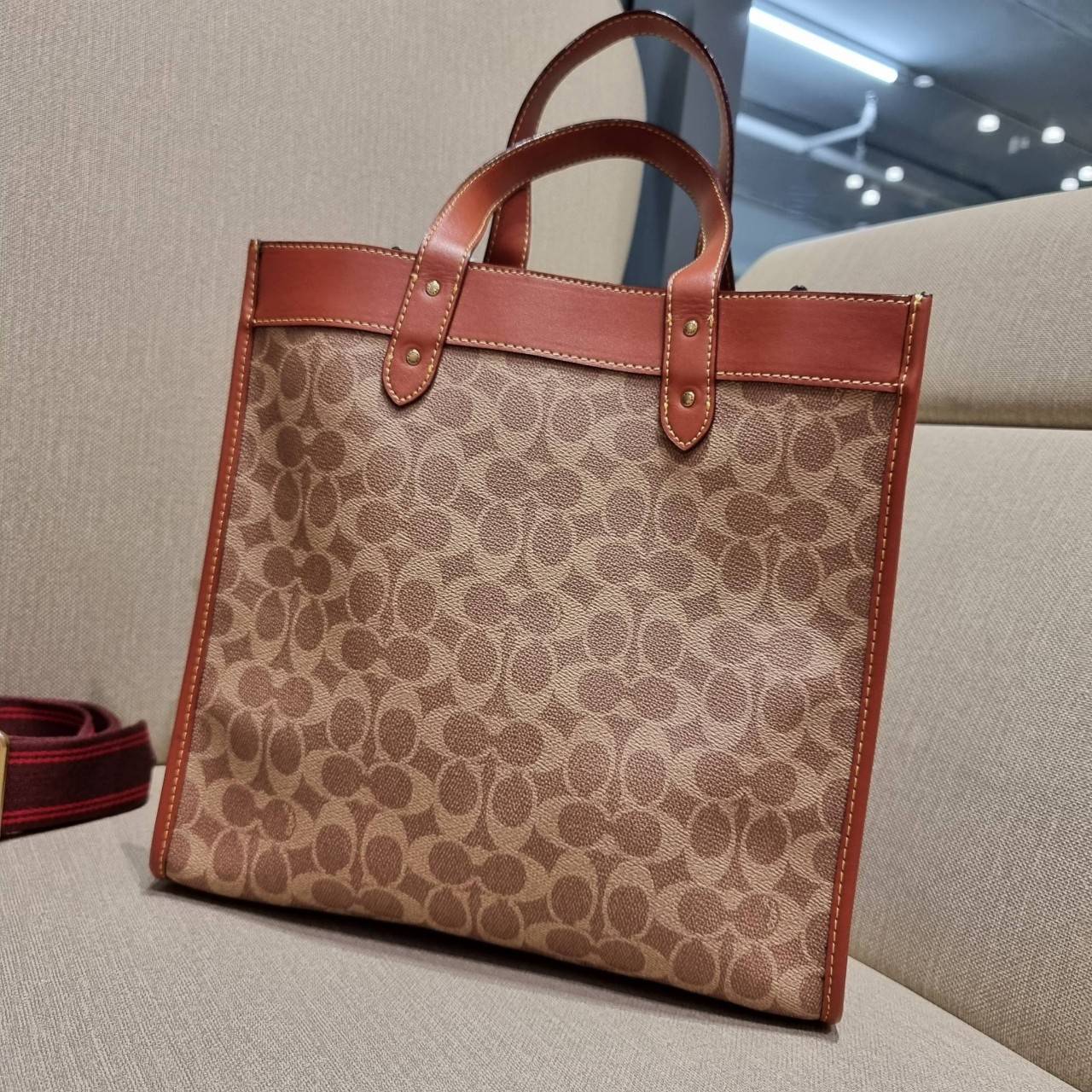 COACH C0776 FIELD TOTE WITH HORSE AND CARRIAGE PRINT คอลเลคชั่นสุดคลาสสิค สวยหรูดูแพง กระเป๋าทรงโท้ท ไซส์ใหญ่จุคุ้ม ฟังก์ชั่นการใช้งานสะดวกที่สุด มีทั้งสายคล้องแขนในตัว และสายครอสบอดี้ วัสดุหนังแคนวาสเคลือบลายสลับหนังแท้ ปากกระเป๋ามีกระดุมแม่เหล็กไว้ปิดกั