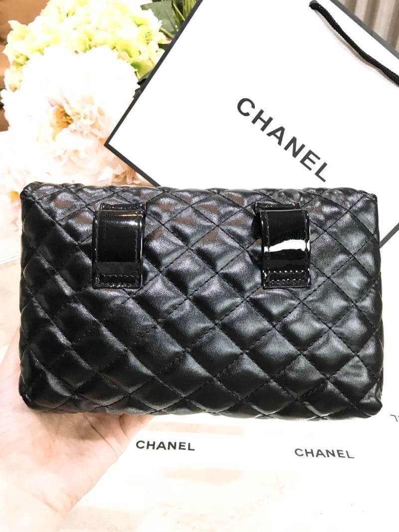 พร้อมส่งแล้วค่ะ..ใครไม่ทันรอบที่แล้วจองด่วนจ้า! Chanel Waist Bag Gift With Purchase (GWP) กระเป๋าสะพายคาดเอวหรือคาดอกพรีเมี่ยมกิ้ฟของแท้จาก Chanel Perfume Counter รุ่น Limited Edition วัสดุหนังนิ่มลายตารางทรงเหลี่ยมมีโลโก้ด้านหน้า เปิดปิดด้วยฝาปิดกระดุมแม