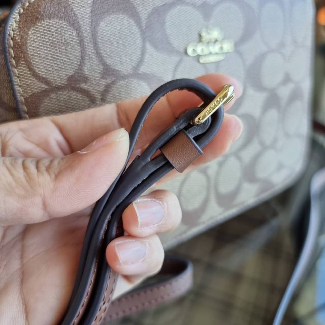 COACH 91677 MINI CAMERA BAG IN SIGNATURE CANVAS ขายดีที่สุด!! กระเป๋าสะพายข้างไซส์มินิ คลาสสิคอยู่ทรง อะไหล่ทองตัดดูหรู วัสดุหนังแคนวาสเคลือบลาย เปิด-ปิดด้วยซิป สายสะพายปรับได้ตามตัว ใบนี้แมทช์ได้ทุกลุค ใช้เป็น everyday bag ได้สบายๆเลยจ้า