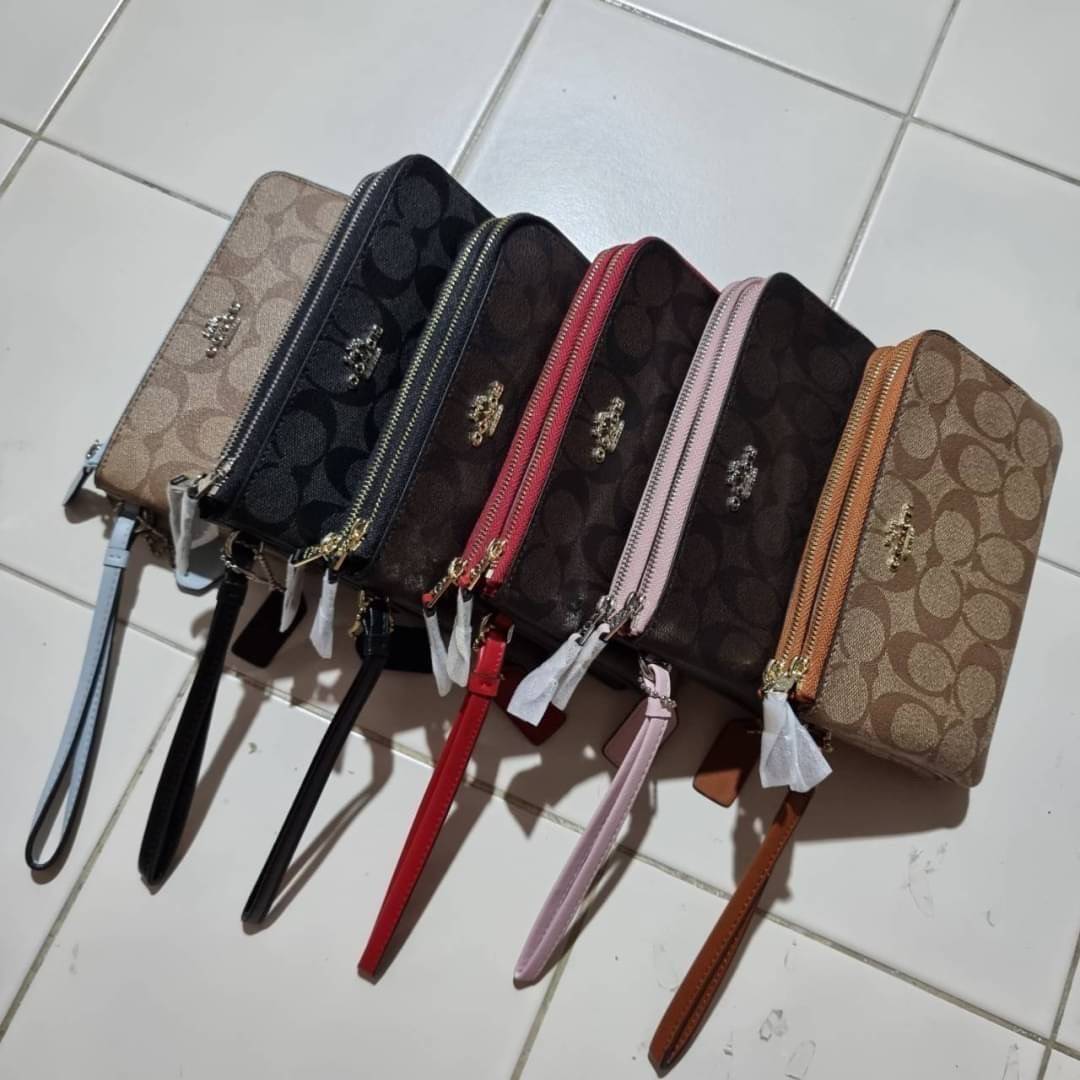 COACH F87591 DOUBLE CORNER ZIP WALLET IN SIGNATURE COATED CANVAS คล้องมือรุ่น 2 ซิป!! มาแล้วจ้า 🌟🤗 ไซส์นี้คือเหมาะมือจริงๆ พกง่ายเช่นเคย ไม่ต้องกังวลว่าจะเกะกะหรือกินพื้นที่กระเป๋าหลัก วัสดุหนังแคนวาสเคลือบลาย มีช่องหลักแยก 2 ช่อง ภายในบุผ