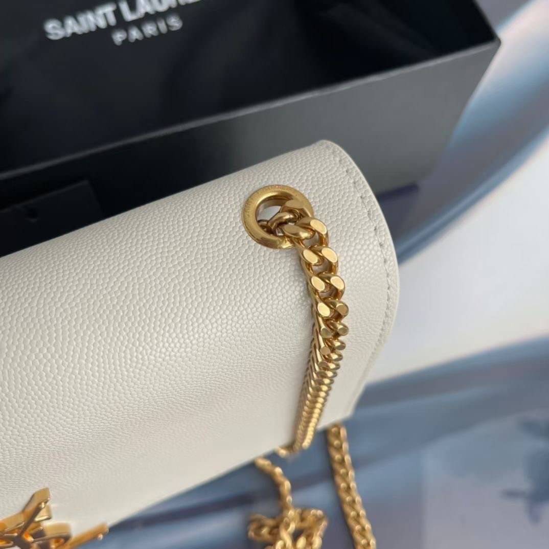YSL kate medium chain bag in grain de poudre embossed leather 24cm กระเป๋าสะพายแบรนด์หรู รุ่นฮิตลอดกาล งานสวยดูดีมีระดับ ปั้มทุกจุด ขนาดกระทัดรัดกำลังดี มาพร้อมาสะพายโซ่ยาว เลื่อนปรับเป็น 2 แถว เพื่อสะพายเป็นสายสั้นได้ ด้านในโล่งกว้าง ใส่กระเป๋าสตางค์ใบยา