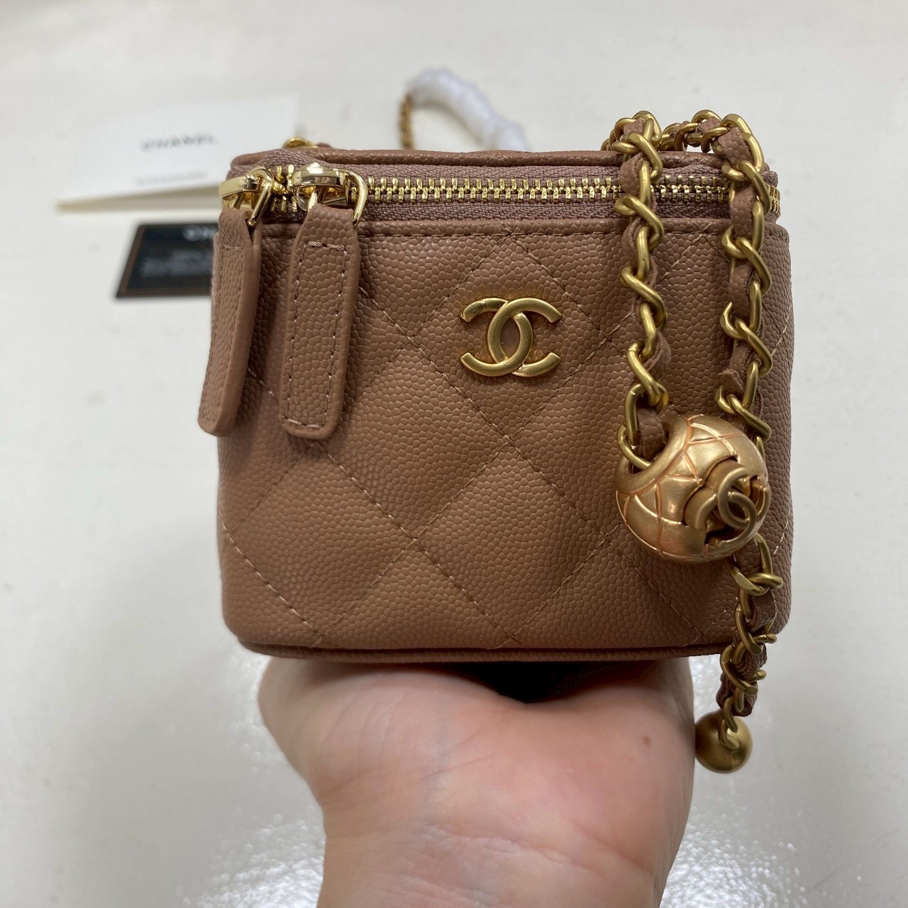 ORI หนังแท้ | Chanel Small Vanity with Chain กระเป๋าสะพายทรงวานิตี้ใบเล็กน่ารัก ดีไซน์เรียบหรู ใส่เครื่องสำอางค์หรือของใช้จุกจิกได้ น่ารักน่าใช้ สวยหรูดูแพง ลุคคุณหนูสายคิ้วควรมีค่า