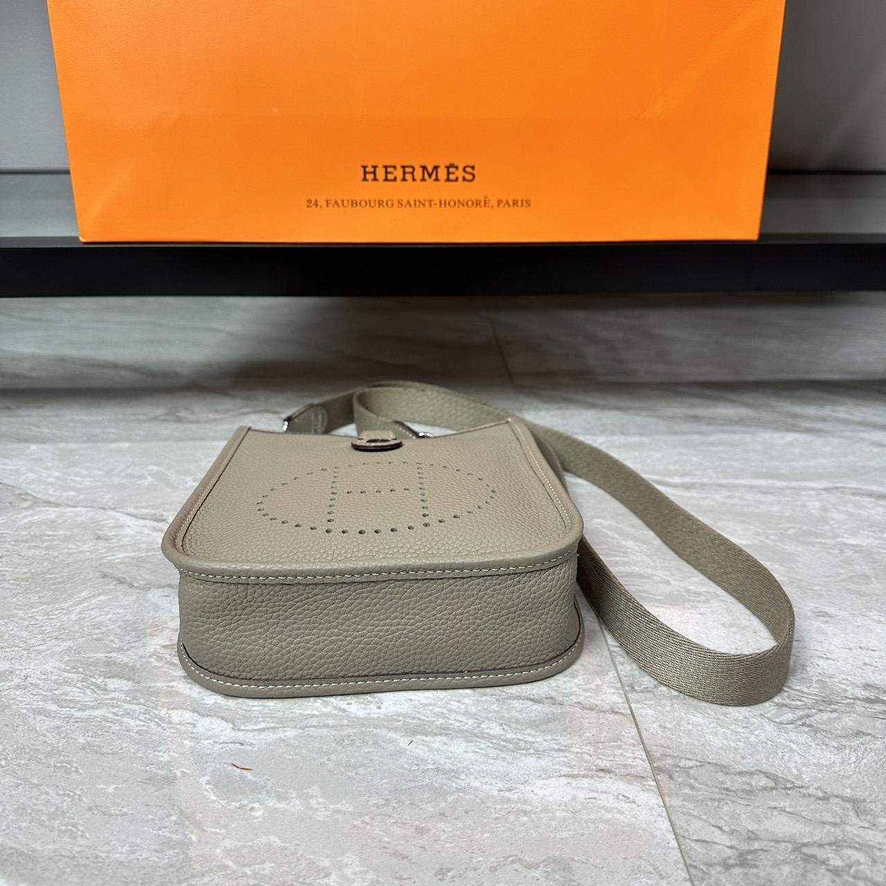 HERMES Evelyne TPM Bag The Perfect Mini Crossbody Bag 17cm กระเป๋าทรงโท้ทแบรนด์หรู เอกลักษณ์ของความสง่างาม เกรดออริ สลับแท้ 1:1 ใช้งานต่างประเทศได้