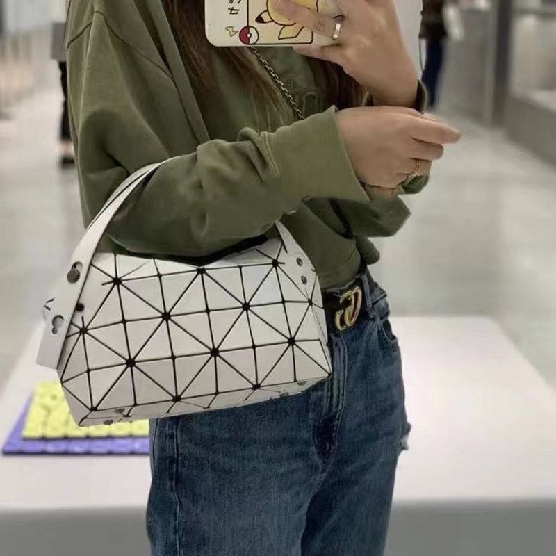 BaoBao Issey Miyake Small Boston Bag กระเป๋าบอสตันที่มีดีไซน์สปอร์ต มีช่องซิปที่ทำให้หยิบสิ่งของออกมาได้ง่ายแล้ว แบบกว้างที่ด้านล่างของกระเป๋ายังให้ความจุที่ยอดเยี่ยม