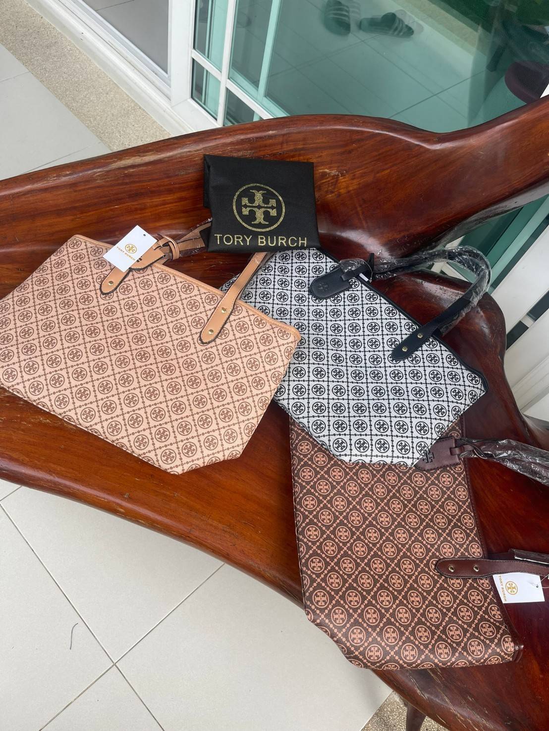 OUTLET 】Tory burch T Monograme Large shopping bag กระเป๋าสะพายใบไหล่ใบใหญ่ โดยตัวกระเป๋าทำมาจากผ้าแคนวาสเคลือบผิวด้านทนต่อรอยขีดข่วนได้เป็นอย่างดี ขนาดที่ใหญ่สามารถใส่ได้ทั้งเอกสารและสัมภาระต่างๆ พร้อมด้วยซิปปิดกระเป๋าด้านบนจึงเป็นอีกรุ่นที่เหมาะกับสาวออฟ