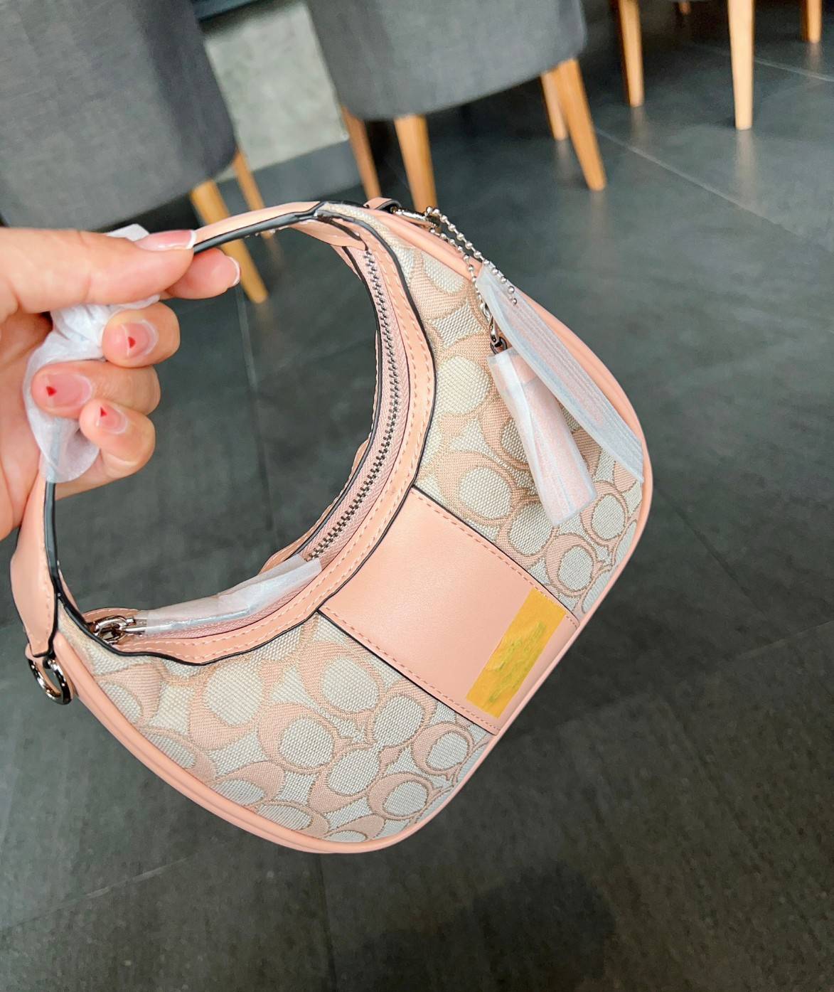 COACH CARMEN MINI CROSSBODY IN SIGNATURE JACQUARD กระเป๋ารูปทรงพระจันทร์โค้งมน น่ารักน่าใช้มากๆ!! เกรดท็อปออริ เกรดดีสุด สลับแท้ 1:1 ใช้ต่างประเทศได้