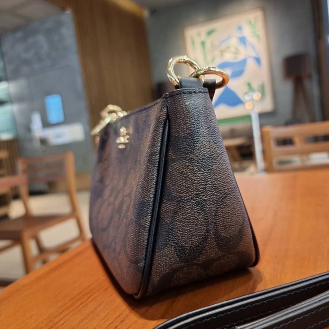 COACH F58321 TOP HANDLE POUCH อีกรุ่นฆ่าไม่ตาย!! 😎 ขายดีขายหมด ขายรวยขายปังๆ!! กระเป๋าพอชจากโค้ช ทรงใช้งานง่าย สะดวก กะทัดรัด วัสดุหนังแคนวาสเคลือบคุณภาพดี มาพร้อมสายคล้องในตัว และสายสะพาย crossbody ปรับเปลี่ยนได้ตามสไตล์ อีกหนึ่งไอเท็มที่สาวๆต้อง