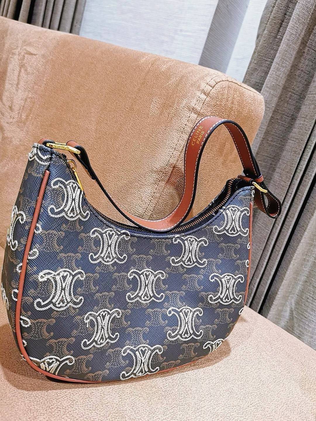 CELINE SHOULDER BAG VIP วัสดุ TRIOMPHE CANVAS ดีไซน์สวยหรูฮิตสุดในเกาหลี! หนังสวยอยู่ทรงกันน้ำ เปิดปิดด้วยซิปแบรนด์สีทอง ภายในโล่งกว้างและจุ สามารถใส่มือถือ กระเป๋าสตางค์ ของใช้ได้เยอะ สายสะพายหนังปรับได้อะไหล่ทองหรูมีโลโก้แบรนด์ ไอเท็มแนะนำพร้อมส่งที่ไทย