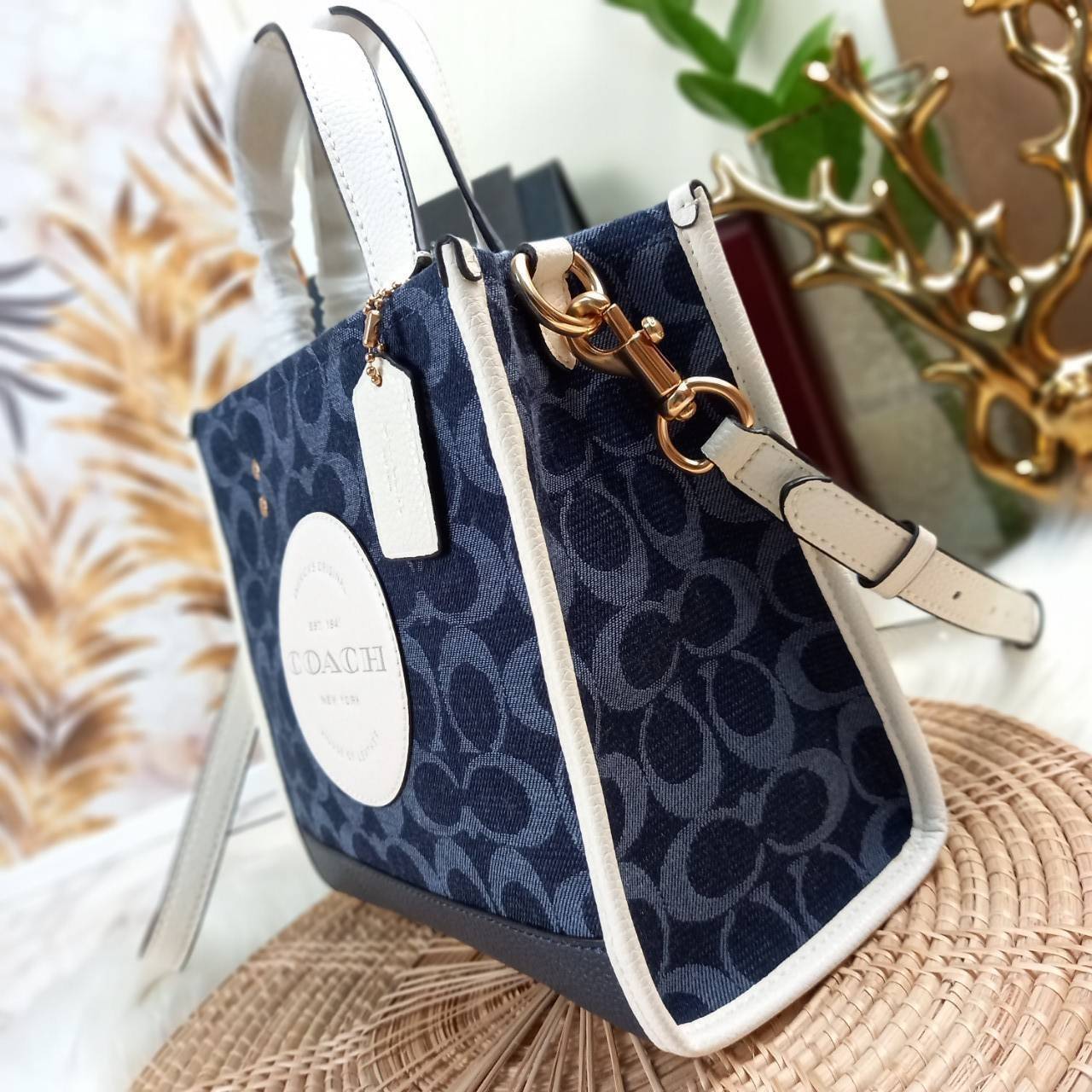OUTLET 】COACH DEMPSEY TOTE 22 IN SIGNATURE JACQUARD WITH COACH PATCH (C5638) ฮิตมาก พลาดไม่ได้เชียว 🤩ตอกย้ำความแรง กับทรงTOTE ยอดฮิต เวลานี้ ยกให้เลย//กระเป๋าถือ หรือสะพาย มีสายยาว ถอดและ //วัสดุ jacquard ทอลาย signature เก็บดีเทลหนังแท้ ใบนี้สวยค