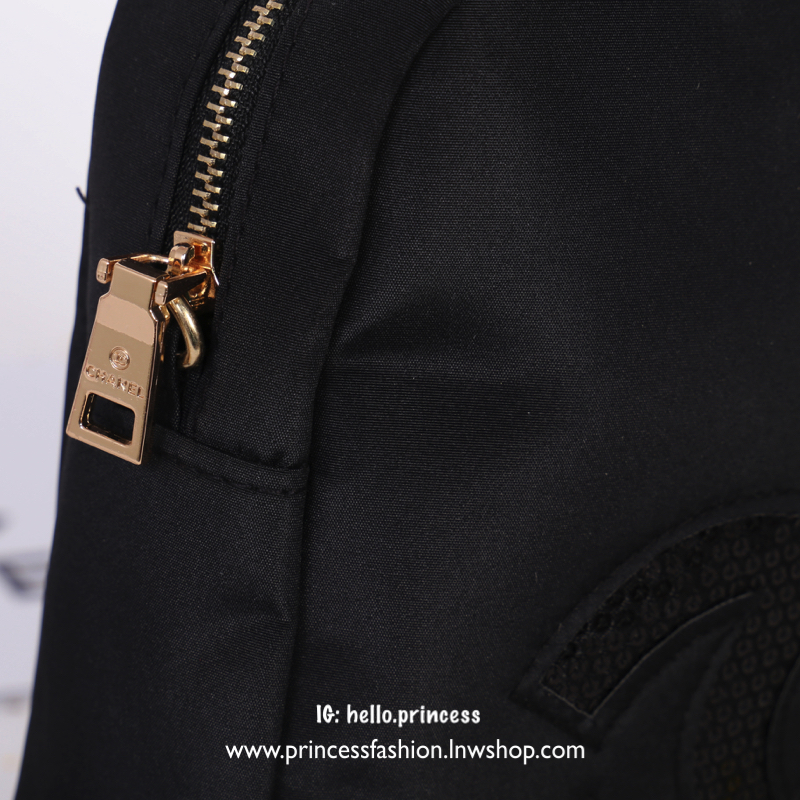 Chanel VIP Gift Nylon crossbody Bag กระเป๋าสะพาย VIP Gif จากแบรนด์ chanel ทรงสวย วัสดุผ้าไนล่อน คุณภาพดี น้ำหนักเบา อะไหล่ทอง ด้านหน้าเย็บโลโก้ CC ปักเลื่อมสวยหรูตามแบบฉบับแบรนด์ ขนาดกำลังน่ารัก ซับในพิมพ์ลายโลโก้แบรนด์สวยๆ รุ่นนี้มาพร้อมสายสะพายยาว ถอดได
