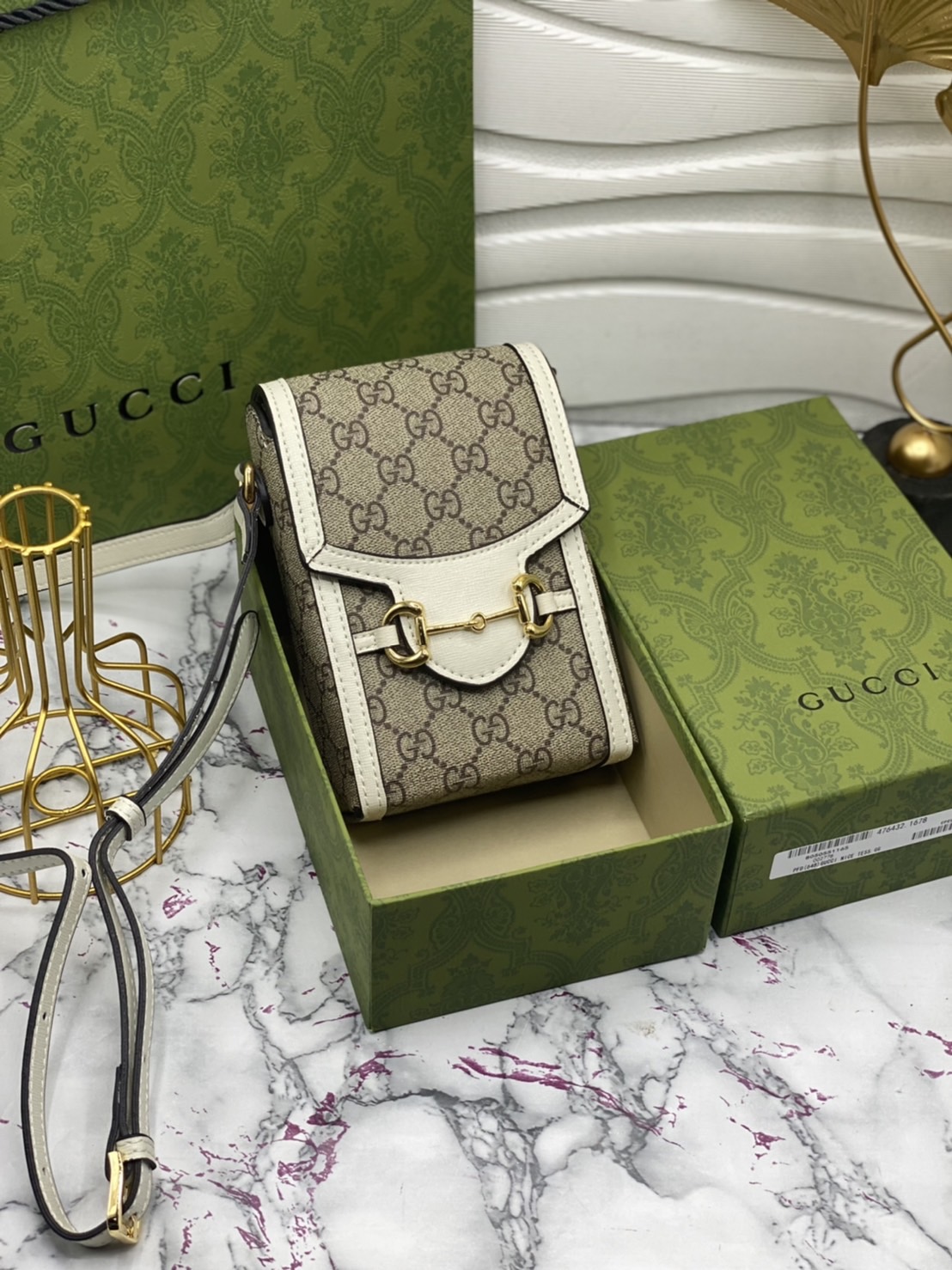 หนังแท้ GUCCI Horsebit phone bag กระเป๋าสะพาย กระเป๋าใส่โทรศัพท์สุดคลาสสิก หนังวัวแท้สีน้ำตาล/สีขาว อะไหล่ทองสวย ดีไซต์สัญลักษณ์วงแหวนตามแบบฉบับแบรนด์ สายสะพายยาวที่สามารถปรับระดับได้ ภาพสินค้าถ่ายจากงานขายจริง ใช้งานต่างประเทศได้ค่ะ