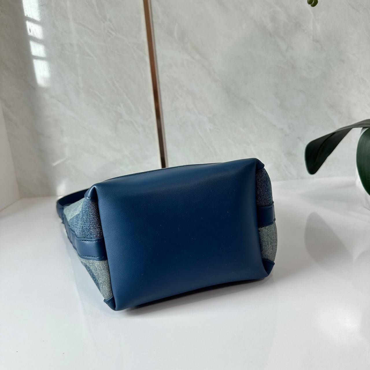 Rally movement the bag denim เป็นไอเท็มที่ฮอตสุดๆแห่งปีจริงๆ กับกระเป๋าทรงบัคเก็ต ที่ดีไซน์ออกมาคลาสสิคและใช้งานง่ายจริงๆ