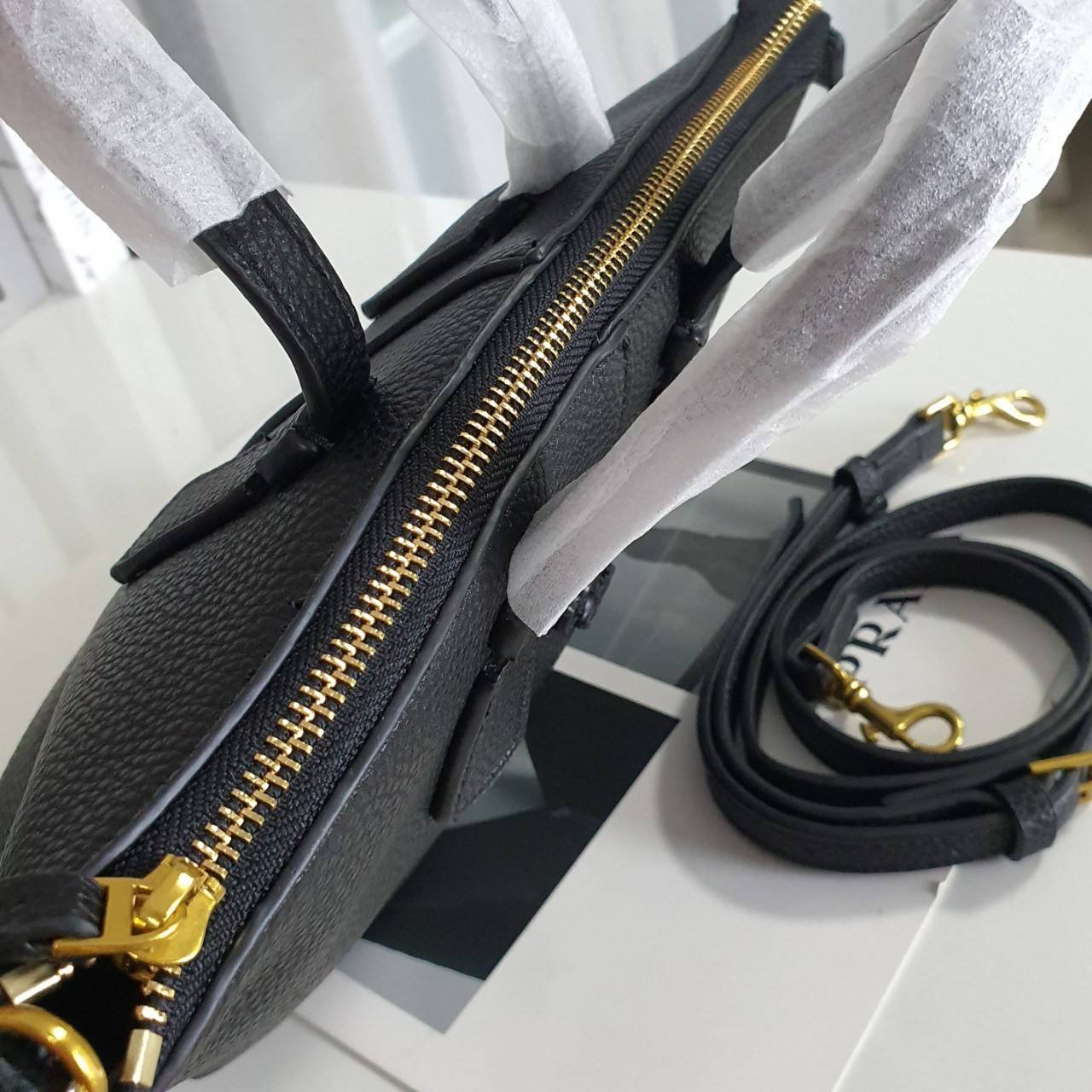 Tory Burch Mcgraw Mini Top Zip Satchel กระเป๋าสะพายทรงสวย ใบขนาดเล็กกำลังดี หนังสวยมาก ปักโลโก้แบรนด์ด้านหน้า เปิดปิดด้วยซิปยาวอะไหล่ทอง บุผ้าไนลอนปั้มลายแบรนด์ด้านใน พร้อมช่องใส่ของ1ช่อง สามารถใส่กระเป๋าสตางค์ใบยาว มือถือ iphone เงิน ของจุกจิกได้ มาพร้อม