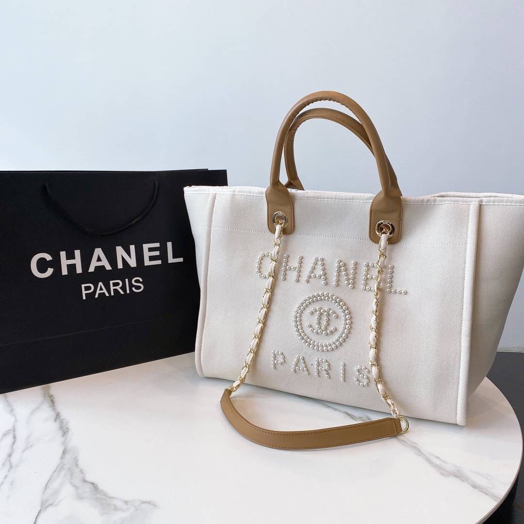 VIP 】รุ่นใหม่ล่าสุด!! ที่สาวๆรอคอย CHANEL CANVAS PEARL LARGE TOTE จากงานพรีเมี่ยม VIP GIFT รุ่นดังเลยค้า ไซส์ใหญ่อลังมากก บอกเลยว่า งานดีที่สุด ตัวกระเป๋า กระเป๋าผ้าเป็นผ้า CANVAS คาดด้วยหนังแท้สีน้ำตาล เนื้อดีสมราคา สัมผัส นุ่มลื่นมือมากกกก อะไหล่เงินปั้