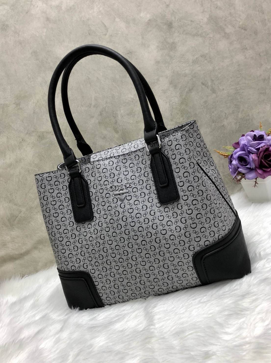 New GUESS FOXWOOD LARGE BAG พร้อมส่ง!!! กระเป๋าถือหรือสะพายแบบคล้องไหล่ได้ วัสดุหนังลายGทั้งใบ ด้านหน้าติดโลโก้แบรนด์หรู เปิดปิดกระเป๋าแบบแบบแม่เหล็ก ด้านในมี3ช่อง มีข่องซิปกลาง ช่องหลักหน้าหลัง ภายในช่องกว้างมากค่ะ ใส่ของจุทีเดียว พร้อมช่องเล็กใส่ของจุกจ