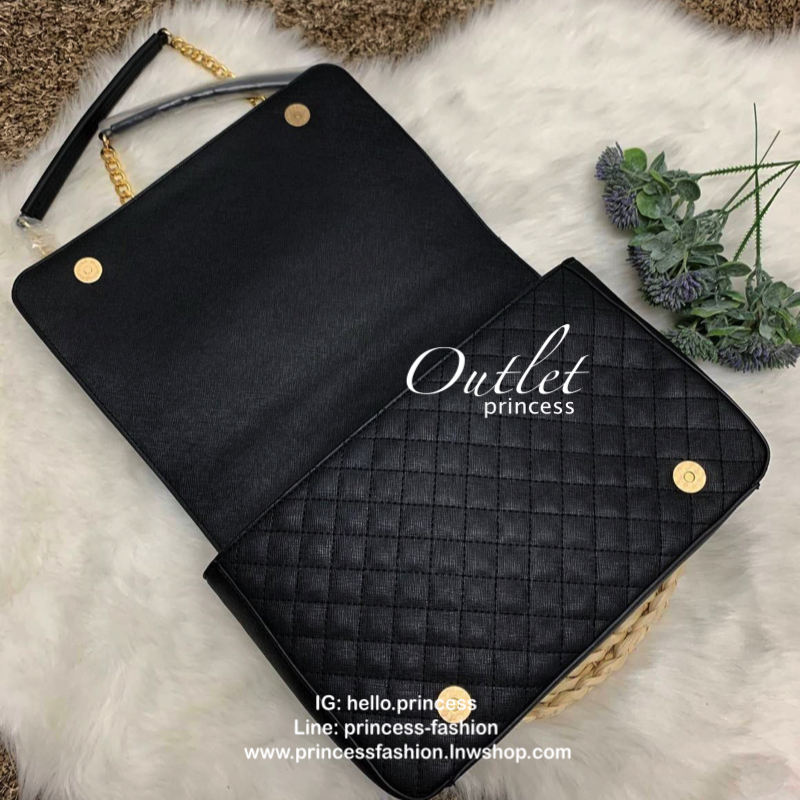 GUESS BALDWINPARK SHOULDER BAG กระเป๋าสะพายข้าง crossbody ดีไซน์สวยหรู ขนาดกำลังดี pu. ลายตาราง หนังนิ่ม เบา ด้านหน้ามี logo brand เปิดปิดกระเป๋าแบบกระดุมแม่เหล็ก ภายในกว้าง ใส่ wallet ยาว มือถือทุกรุ่น และของใช้ได้เยอะ มีช่องซิป พร้อมสายสะพายแบบโซ่อะไหล่