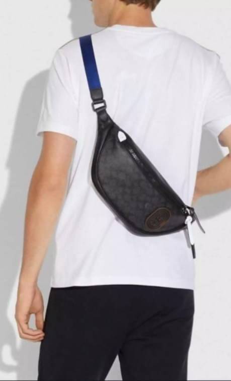 รุ่นที่หนุ่มๆต้องมีติดตัวค่ะ Coach Belt Bag ใบใหญ่คะ! ((79037)) กระเป๋าคาดอกด้านหน้า//คาดไปทางด้านหลัง//หรือคาดเอวได้ ตามแต่ความถนัดได้เลยนะคะ หนังแท้ นิ่มสวย มีช่องซิปหลักให้2ช่องใส่ของสำคัญได้ครบเลยนะคะ ใบใหญ่ใส่จุค่ะ! สายคาดเลื่อนปรับแบบฟรีไซด์ค่ะ 