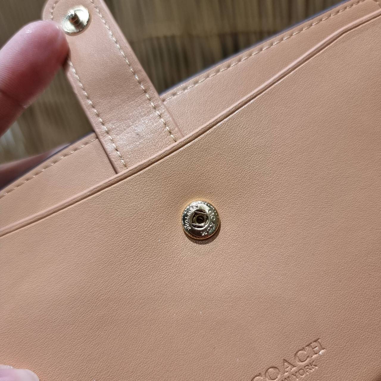 พร้อมส่ง 7 สี COACH C2874 TECH WALLET IN COLORBLOCK SIGNATURE CANVAS จัดให้สีใหม่ก่อนใคร!! ดีไซน์ใหม่ คอลเลคชั่นสวยหรู กระเป๋าสตางค์พร้อมสายคล้องมือ ง่ายต่อชีวิตมากจ้า!! มันดีอะไรเบอร์นี้ ใส่ได้ทั้งบัตร และโทรศัพท์ก็ใส่ได้ทุกรุ่น แถมยังมีช่องซิปแยกไปอีก ช