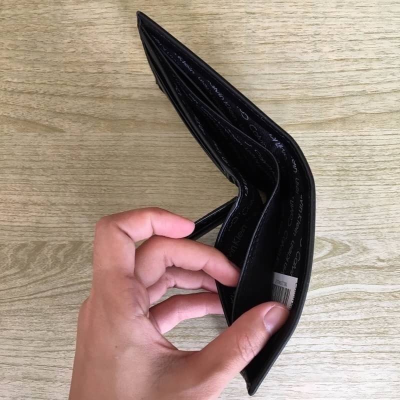 Calvin Klein leather credit card fold with metal clip key fob set กระเป๋าสตางค์ใบสั้น และ ที่ใส่บัตรย่อย และพวงกุญแจ set สุดคุ้มมอบให้เป็นของขวัญหรือใช้เองก็แนะนำค่ะ set นี้มาเท่าไรก็หมดคะ รีบจับจองนะคะ มาพร้อมถุงกระดาษแบรนด์ด้วยนะคะ