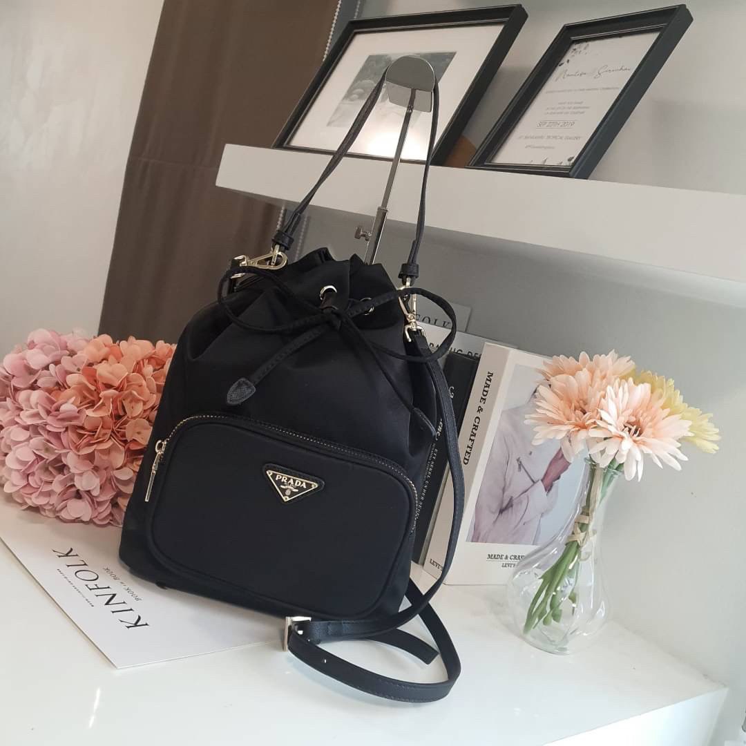 Size NORMAL : Prada Nylon Bucket Bag Black ใครๆก็หลงรัก **ทรงขนมจีบใหญ่ PRADA DRAWSTRING BAG กระเป๋าผ้า NYLON SILK เนื้อหนาซับในอย่างดี จุดเด่นคือ กระเป๋าสามารถ จุของได้เยอะมาก ด้านในมีช่องซิปพร้อมช่องใส่ของอีกหนึ่งช่อง น