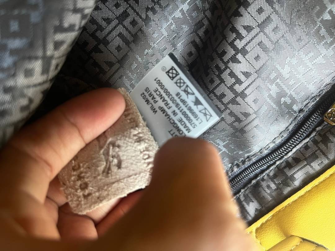 Longchamp Le Pliage Cuir Xs Leather Backpack แบรนด์ติดเทรนด์ตลอดไม่เคยเปลี่ยนกับ ทรง Le Pliage Cuir หนึ่งในตระกูลกระเป๋าสุดไอคอนิกจากแบรนด์ เมื่อรุ่น Le Pliage Cuir ในรูปแบบของหนังแกะ Metis ได้ถือกำเนิดขึ้นในปี 2012 เป้ที่มีการจัดการปรับดีไซน์ให้มีขนาดกำล