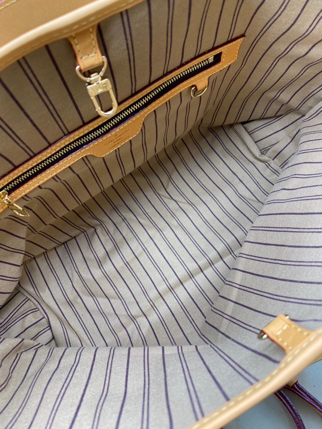 LV Monogram Delight Canvas มี 2 ขนาด กระเป๋าสะพายข้างทรงสูงใบใหญ่หนังแกะสังเคราะห์ หูหิ้วปั้มโลโก้ ด้านในมี1ช่องซิป 1ช่องใส่ของจุกจิ๊ก อะไหล่ทองหรูหรา มีสายยาว ถอดสายได้ ปรับระดับได้ จุของได้เยอะ หรูหรา สวยงาม เหมาะกับทุกโอกาศ ต้องมีติดตู้ห้ามพลาดเลยค่า