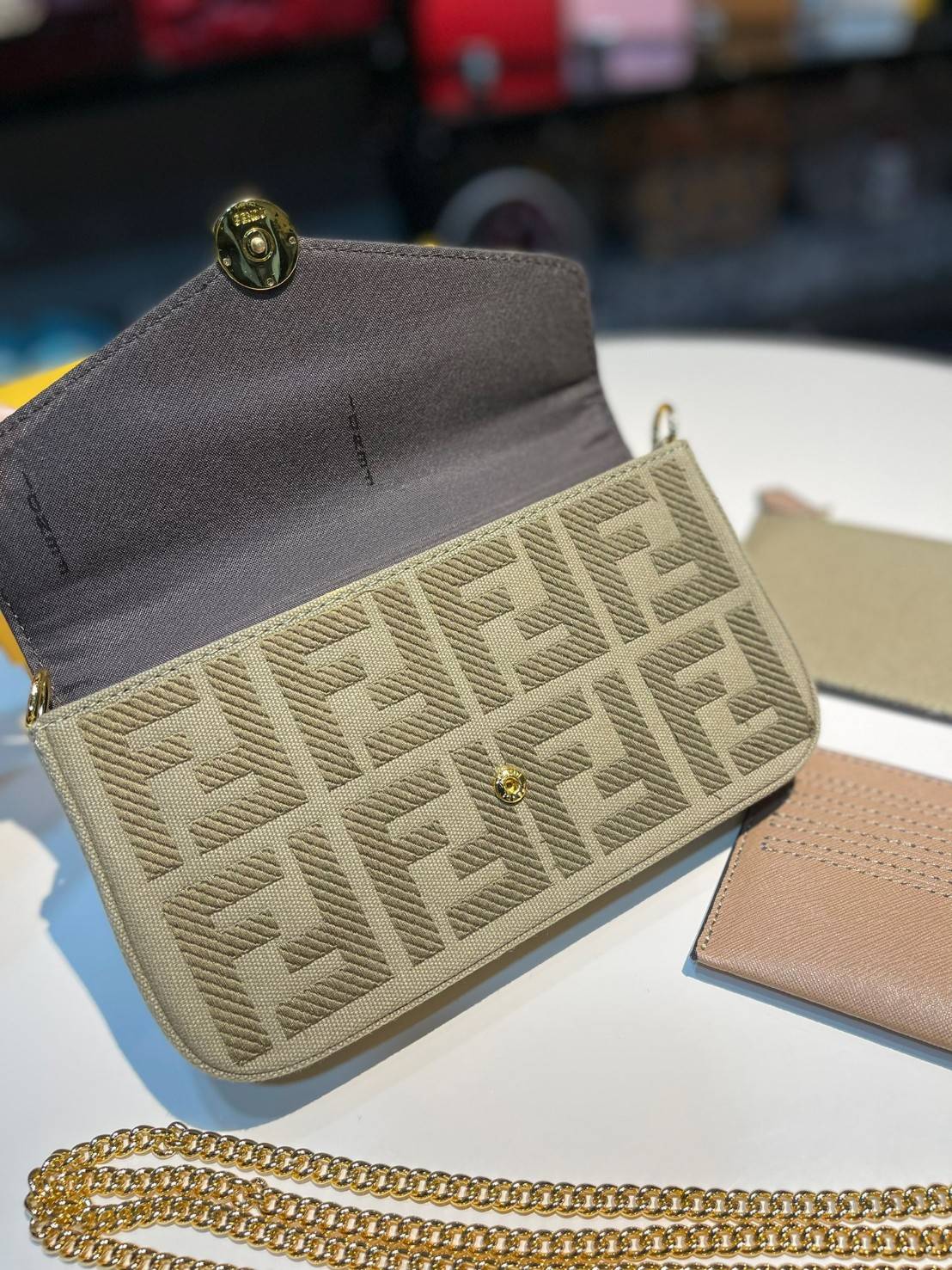หนังแท้ Fendi Wallet On Chain With Pouches leather mini-bag กระเป๋าสะพายข้างทรงเหลี่ยมตกแต่งด้วยโลโก้ Fendi กระดุมแป๊ก มาพร้อมกระเป๋าด้านในแบบถอดได้ถึง 2ใบ สุดคุ้ม พร้อมสายโซ่และสายสปอร์ตถอดออกได้ ไอเท็มนี้ไม่ควรพลาดเลยค่าา