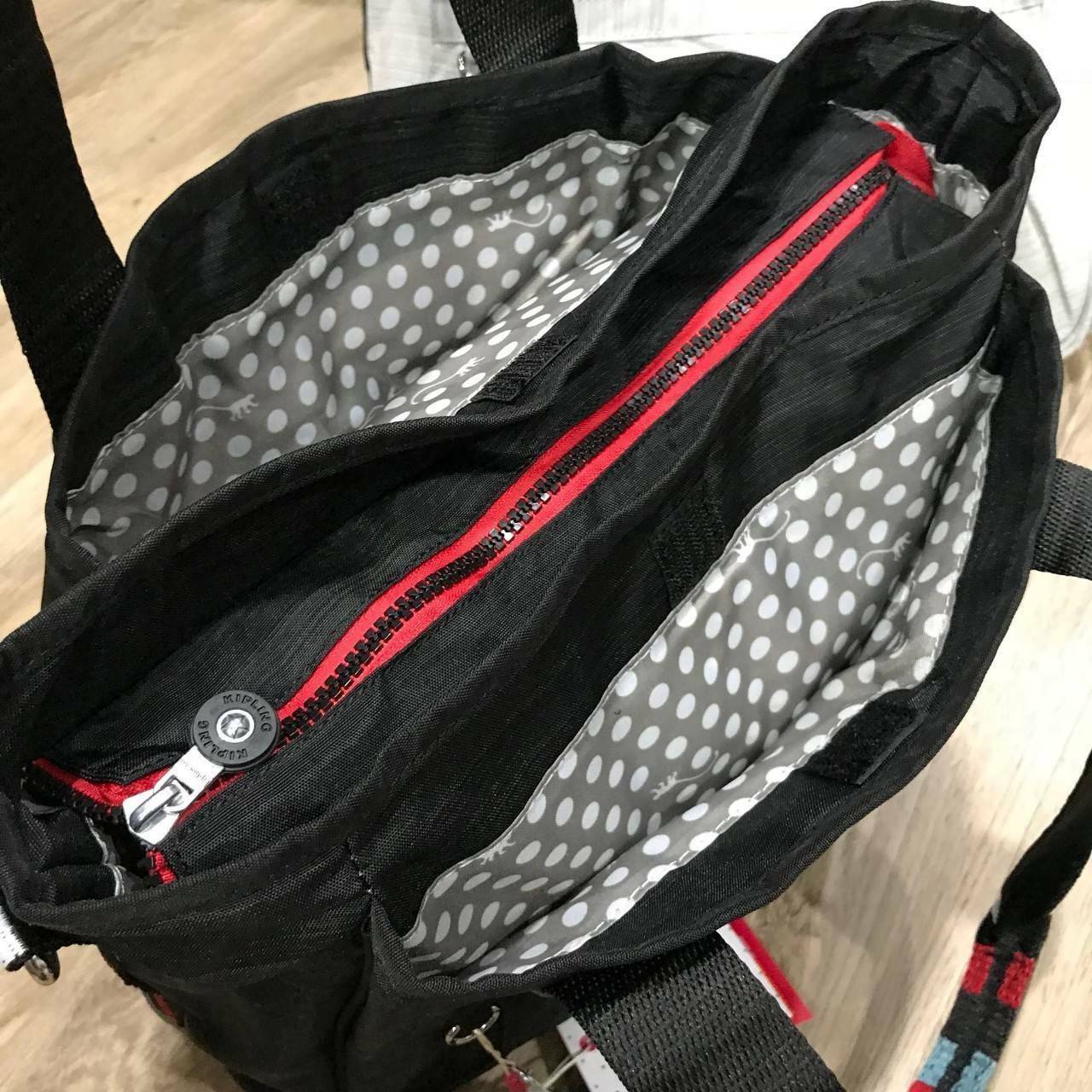 KIPLING SHOULDER BAG WITH ZIPS กระเป๋าสะพายใบใหญ่รุ่นล่าสุดวัสดุ Nylon & Polyester 100% มีช่องแบ่ง3ช่องเป็นสัดส่วน ช่องกลางเปิดปิดด้วยซิปแบรนด์มาพร้อมพวงกุญเเจลิงถอดเเยกได้ ภายในมีโลโก้ ช่องซิป ช่องใส่มือถือ สายคล้องพวงกุญแจ กว้างและจุสุดๆ ใส่เอกสาร A4 หน