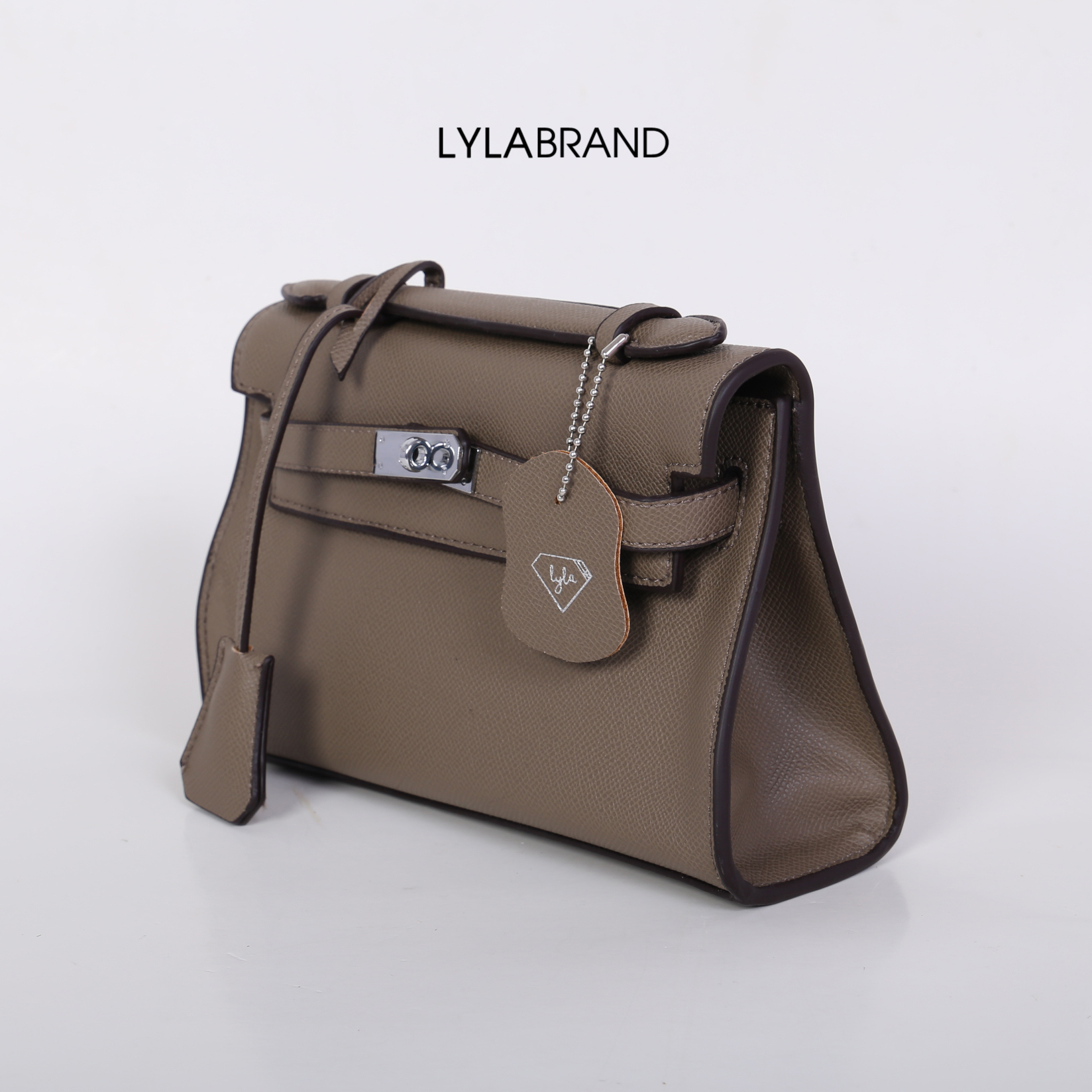 LYLABRAND🔔 KELLY MINI SIZE 22 CM / EPSOM PU TOP PREMIUM มาพร้อมสายหนังและสายโซ่คุณภาพดีสุดๆ ใบเล็กน่ารักพอดิบพอดีถือเป็นครัชออกงานได้ให้ลุคหรูสุด หรือจะใส่กับชุดทำงาน กางเกงยีนส์ ได้หมด ครบเลยค่ะ ให้ลุค ผู้ดีมากๆ ใส่ iphone plus ได้ทุกรุ่น มีสีให้