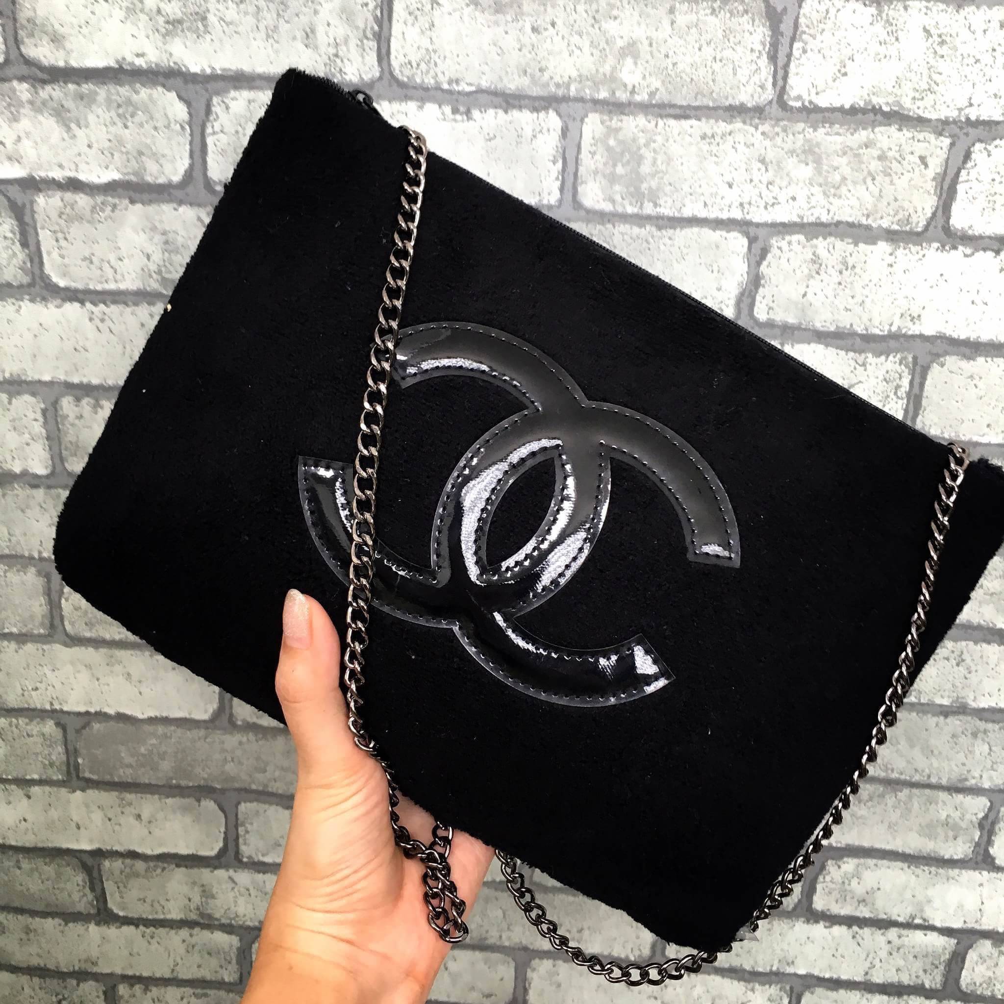 Best Seller♡ Must Have item 2018 !! Chanel Black Clutch bag งานพรีเมี่ยมกิ้ฟท์จากเคาเตอร์แบรนด์ดัง ของแท้จากแบรนด์ chanel ขนาดกะทัดรัด สะพายพร้อมสายโซ่ อะไหล่เงินรมควัน ผ้าขนสัตว์ฟูนุ่ม ด้านหน้า ปิดเปิดด้วยซิปที่จับปั้มแบรนด์ ด้านในมีช่องใส่ของเล็ก