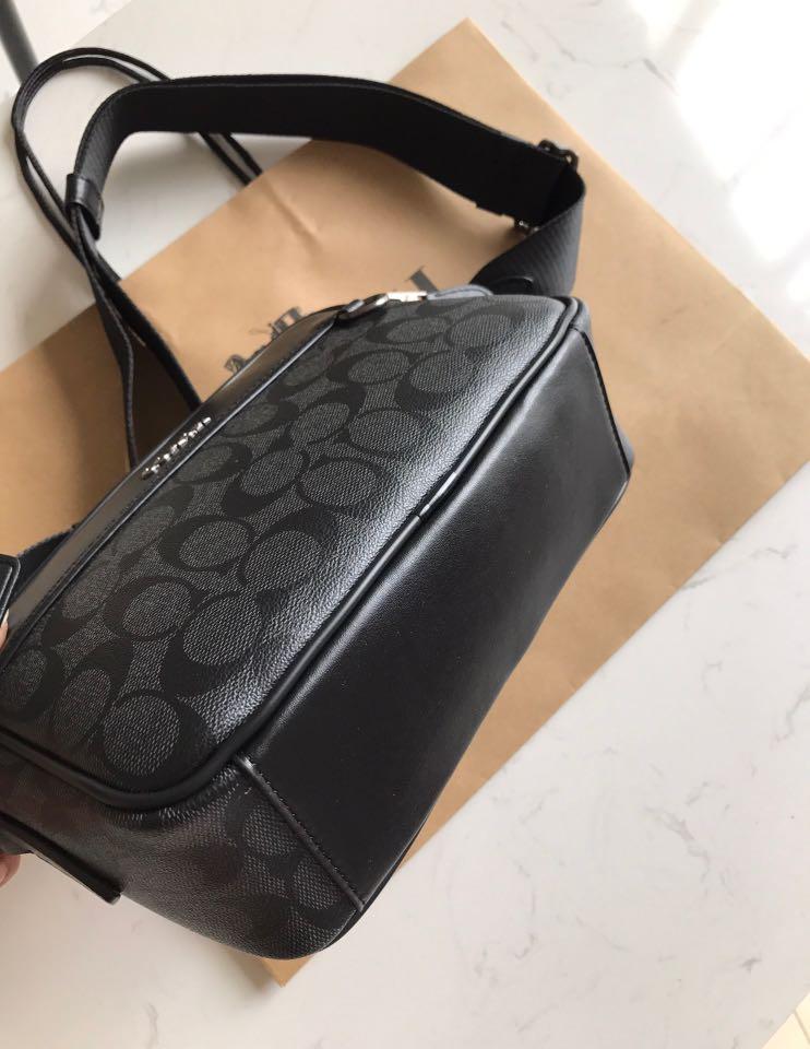 COACH GRAHAM CROSSBODY IN SIGNATURE CANVAS (COACH C4149) กระเป๋าครอสบอดี้รุ่นยอดฮิตสำหรับหนุ่มๆ ที่สาวๆก็ใช้ได้!! รูปทรงดีไซน์คลาสสิค ใช้งานสะดวก วัสดุหนังแคนวาสเคลือบลาย เปิด-ปิดด้วยซิป ภายในเป็นช่องโล่ง ใส่ของสำคัญได้ครบ สายสะพายปรับได้ตามตัว มีมาให้ช้อ