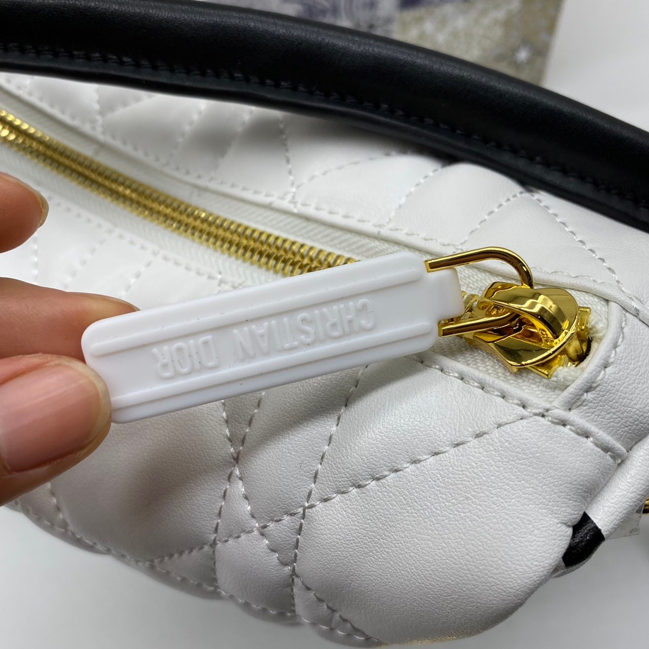 หนังแท้ DIOR MEDIUM DIOR VIBE HOBO BAG รุ่นใหม่ล่าสุด พร้อมส่งที่ไทย เกรดออริจินอลหนังแท้ สวยมากค่ะ ภาพสินค้าถ่ายจากงานขายจริง ใช้งานต่างประเทศได้