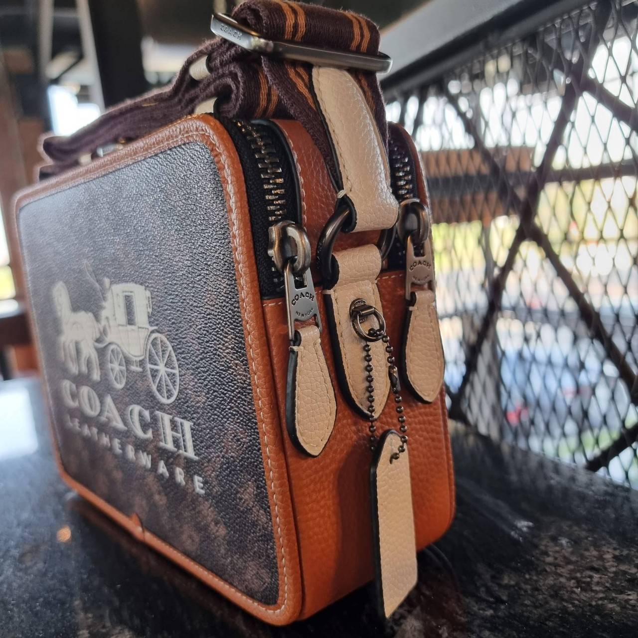 COACH C8445 CHARTER CROSSBODY 24 WITH HORSE AND CARRIAGE PRINT หล่อได้ไม่ซ้ำใคร กับไอเท็มใหม่ล่าสุด ชิคๆคูลๆ กับกระเป๋าสะพายข้าง ดีไซน์ทรงกล่อง ตกแต่งลวดลายดูโดดเด่น วัสดุหนังแคนวาสสลับหนัง pepble มีซิป 2 ฝั่ง ใส่ของได้จุใจ ของสำคัญใส่ไปเลยครบๆ สายสะพายปร