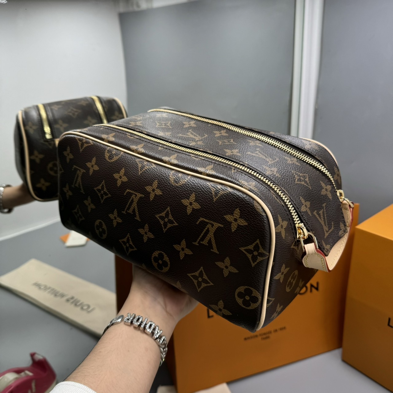 LV Clutch LV Dopp Kit Toilet Pouch Monogram / Damier Graphite Canvas กระเป๋าถือทรงพอชหรือคลัช เกรดออริ ท็อป 1:1 เกรดดีสุด แคนวาสแท้สวย ใช้งานต่างประเทศได้