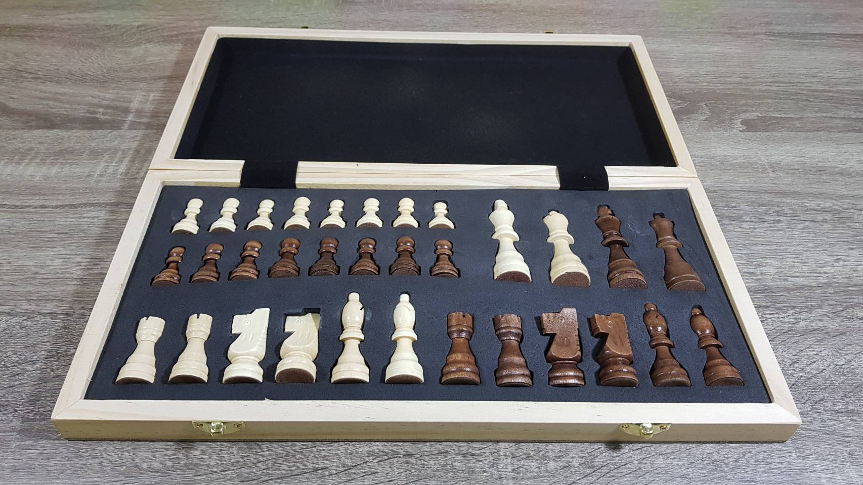 ชุดหมากรุกสากลแบบตัวไม้กระดานไม้และเป็นแม่เหล็กมีช่องเก็บหมากอย่างดี (ขนาดกระดาน39x39cm.)