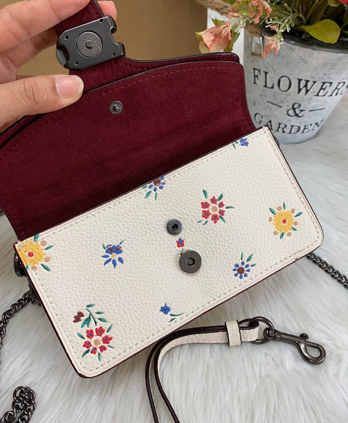 COACH TABBY CROSSBODY WITH WILDFLOWER PRINT ((810)) พร้อมส่งที่ไทยค่ะ! กระเป๋าสะพายครอสบอดี้ร์หรือสามารถถือแบบคลัทออกงานสวยๆได้เลยนะคะ วัสดุหนังแท้ หนังนิ่มค่ะ