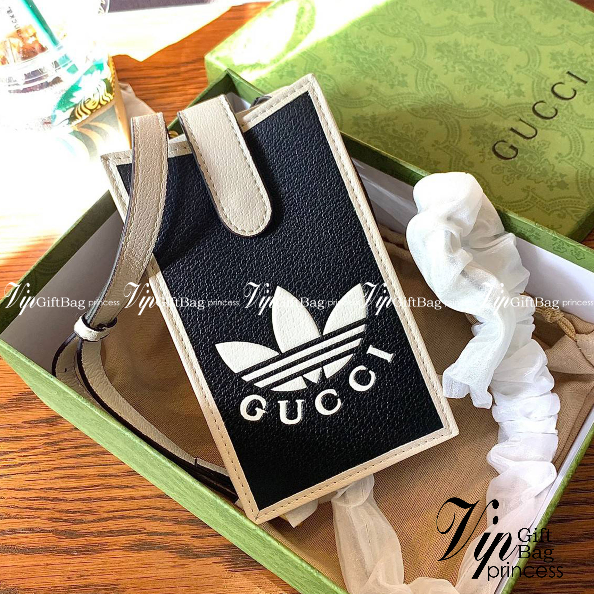 VIP 🥂 LIMITED EDITION Gucci x adidas Phone Case ไม่มีได้ยังไง สวยขนาดนี้ ที่หนุ่มๆสาวๆต้องมีติดตัวค่ะ 💙กระเป๋าใส่มือถือ หนังแท้ 🔺สีน้ำตาลอมเหลือง สัสดุJacquard ทอลายGG ค่ะ ด้านหน้าทั้ง3สี มีโลโก้แบรนด์แบบนูนอันเป็นสัญลักษณ์ของคอลเล