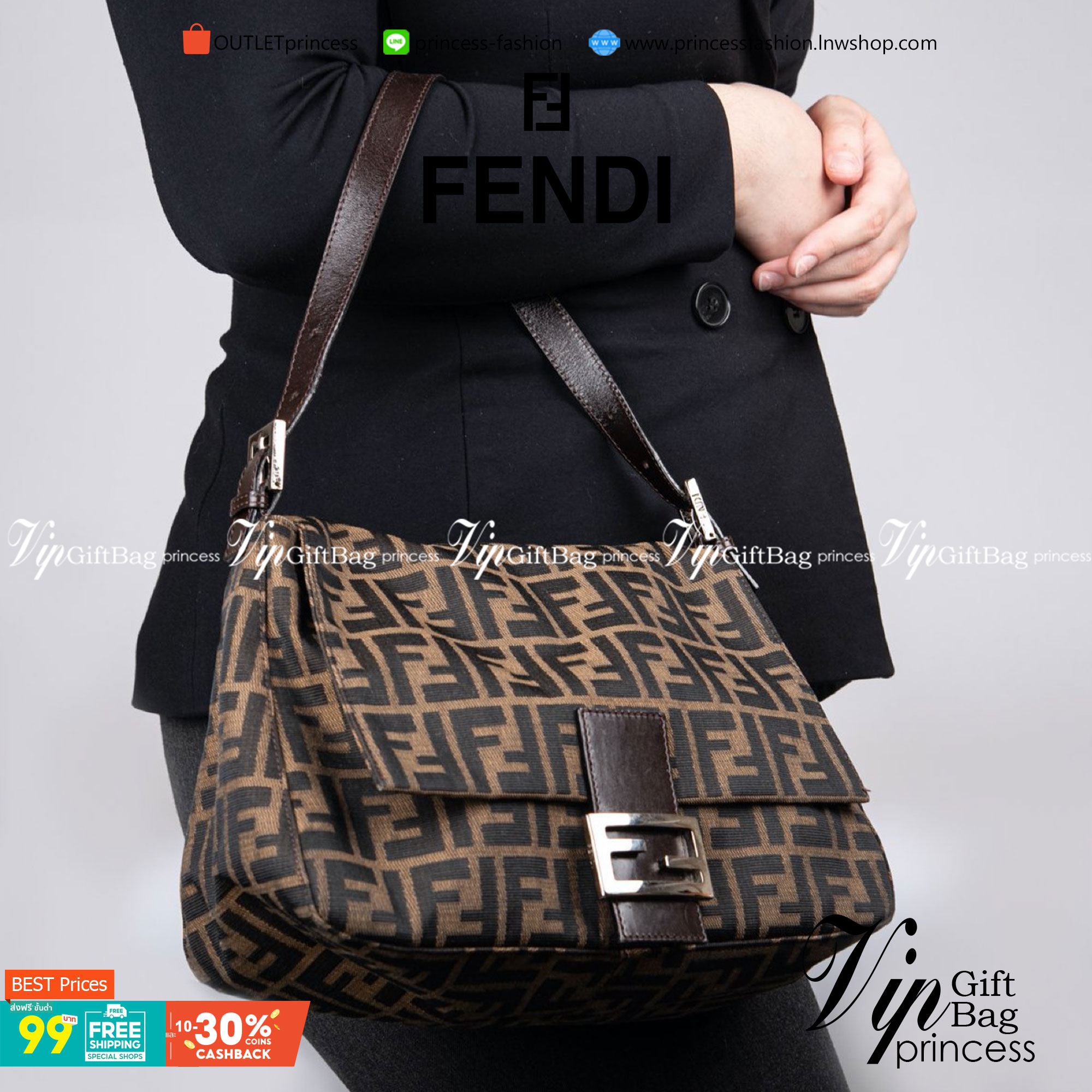 FENDI MAMMA BAGUETTE ZUCCA BROWN FABRIC BAG (GWP) พรีเมี่ยมกิ๊ฟ Limited Edition จาก FENDI วัสดุ CANVAS พิมพ์ลายแบรนด์ เปิดปิดด้วยฝาปิดกระดุมแม่เหล็ก ภายในมีช่องซิป ใส่ของแยกอีกช่อง สามารถใส่กระเป๋าสตางค์ยาว iphone เงิน ของจุกจิกได้ มาพร้อมสายสะพาย2แบบ ถอด