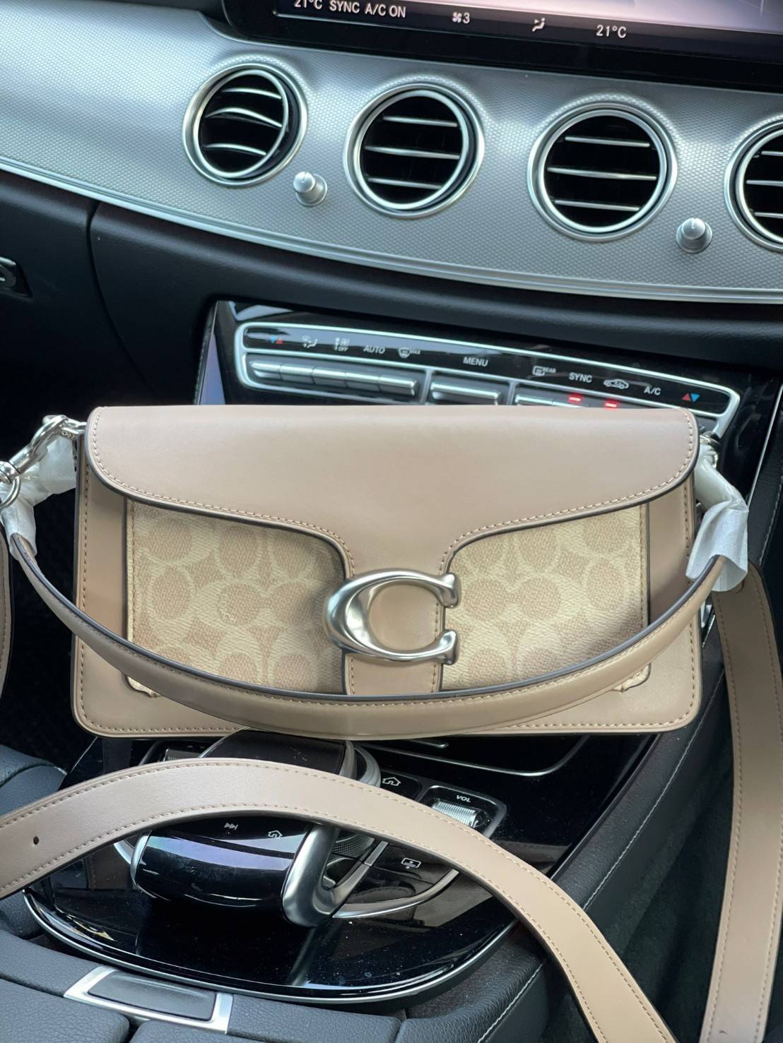 Coach tabby shoulder bag ให้ลุคเก๋ ๆ ด้วยสีและลวดลายคลาสสิกตามแบบฉบับสาว Coach กระเป๋าสะพายไหล่สุดคลาสสิกรุ่นนี้ เป็นรูปทรงสี่เหลี่ยมผืนผ้าที่เข้าได้กับสาว ๆ ทุกสไตล์ หมุดสำหรับเปิดปิดกระเป๋าที่เป็นรูปตัว C ทำให้ได้กระเป๋าที่บ่งบอกความเป็น Coach ได้อย่างส