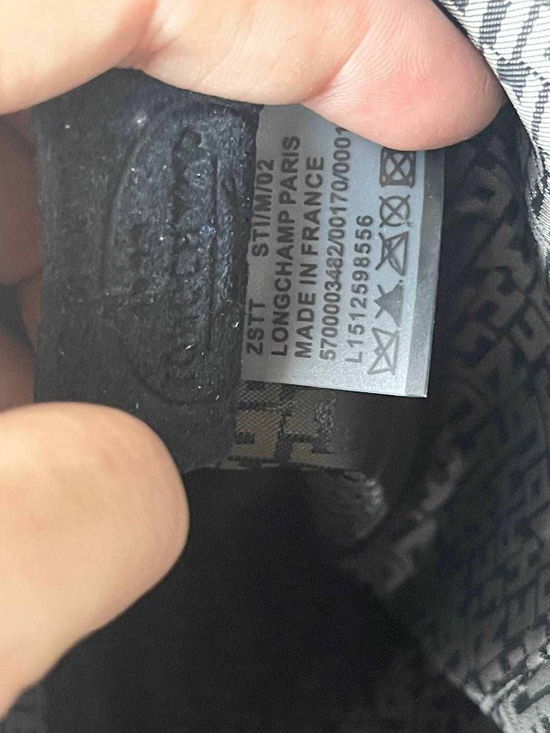 Longchamp Le Pliage Cuir Top handle bag S เรียกว่าเป็นกระเป๋าอีกหนึ่งรุ่นที่ไม่ว่ายังไงก็ฮอตฮิตและติดเทรนด์ตลอดไม่เคยเปลี่ยนกับ ทรง Le Pliage Cuir หนึ่งในตระกูลกระเป๋าสุดไอคอนิกจากแบรนด์