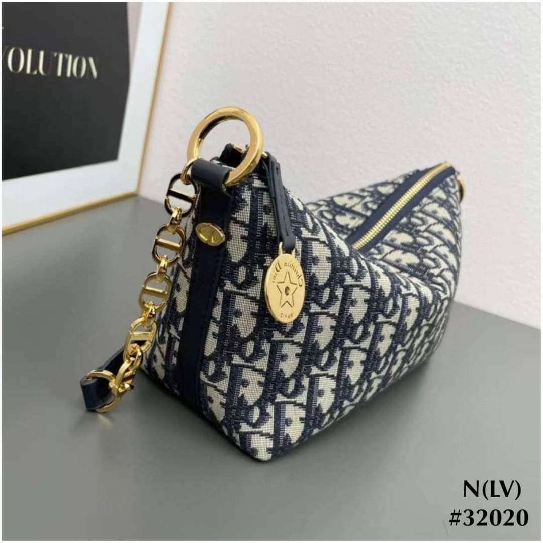 Diorstar hobo bag with chain strap กระเป๋าทรงโฮโบรุ่นใหม่ดีไซส์ทันสมัย พร้อมสายสะพายโซ่สลับหนัง ประดับเหรียญปั้มแบรนด์ รูปทรงใช้งานง่าย ได้ทั้งงานกลางวันและกลางคืน สวยหรู ดูดี มีระดับ