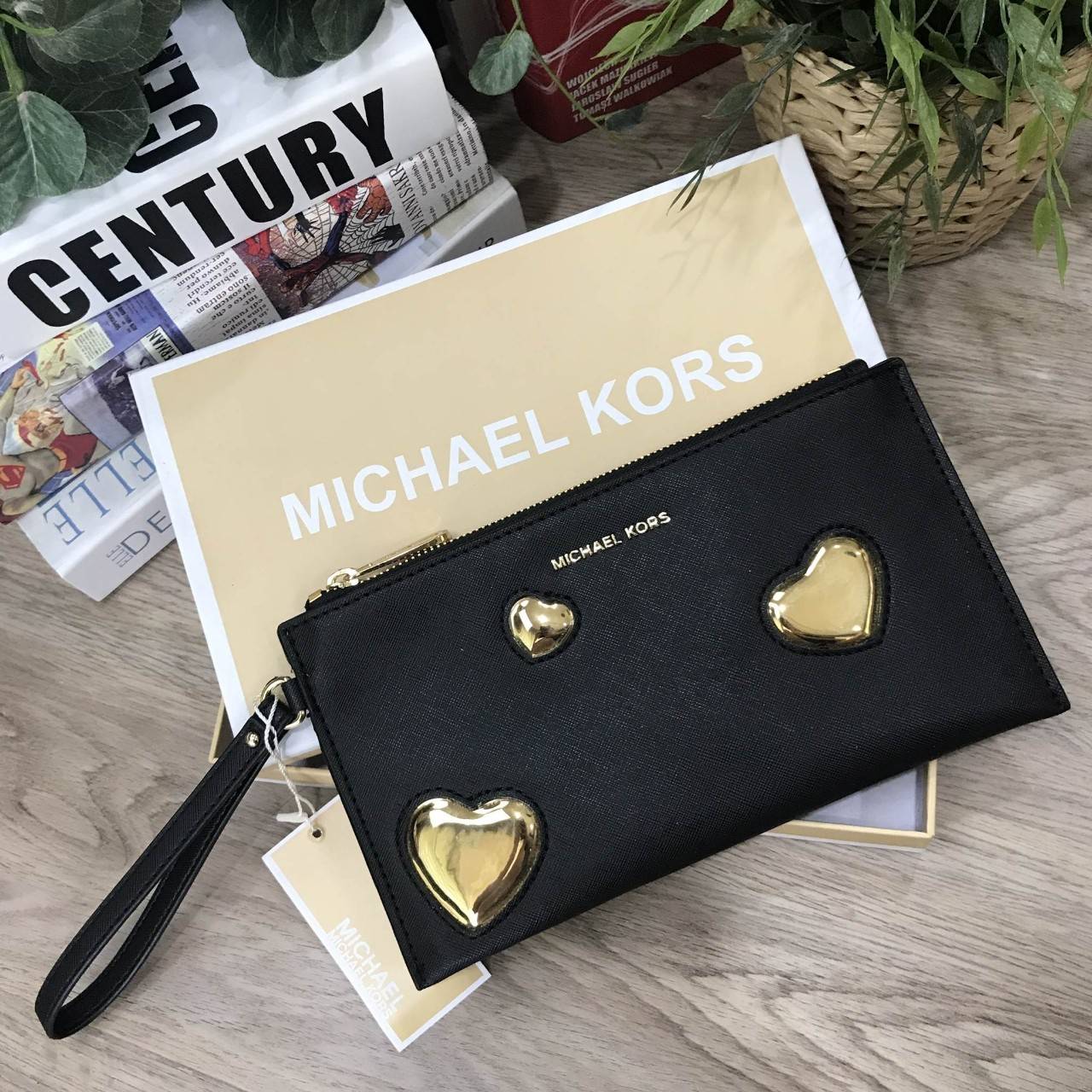 NEW ARRIVAL! Michael Kors Jet Set Travel Large Heart Clutch 2018 กระเป๋าคลัชรุ่นใหม่ล่าสุดขนาดกำลังดีด้านหน้าประดับโลโก้แบรนด์อะไหล่ทองแต่งด้วยหัวใจสวยโดดเด่น เปิดปิดด้วยซิปมาพร้อมสายคล้องมือ ภายในมีช่องใส่บัตร สามารถใส่กระเป๋าสตางค์ iphone8+ได้ ภาพถ่ายจา